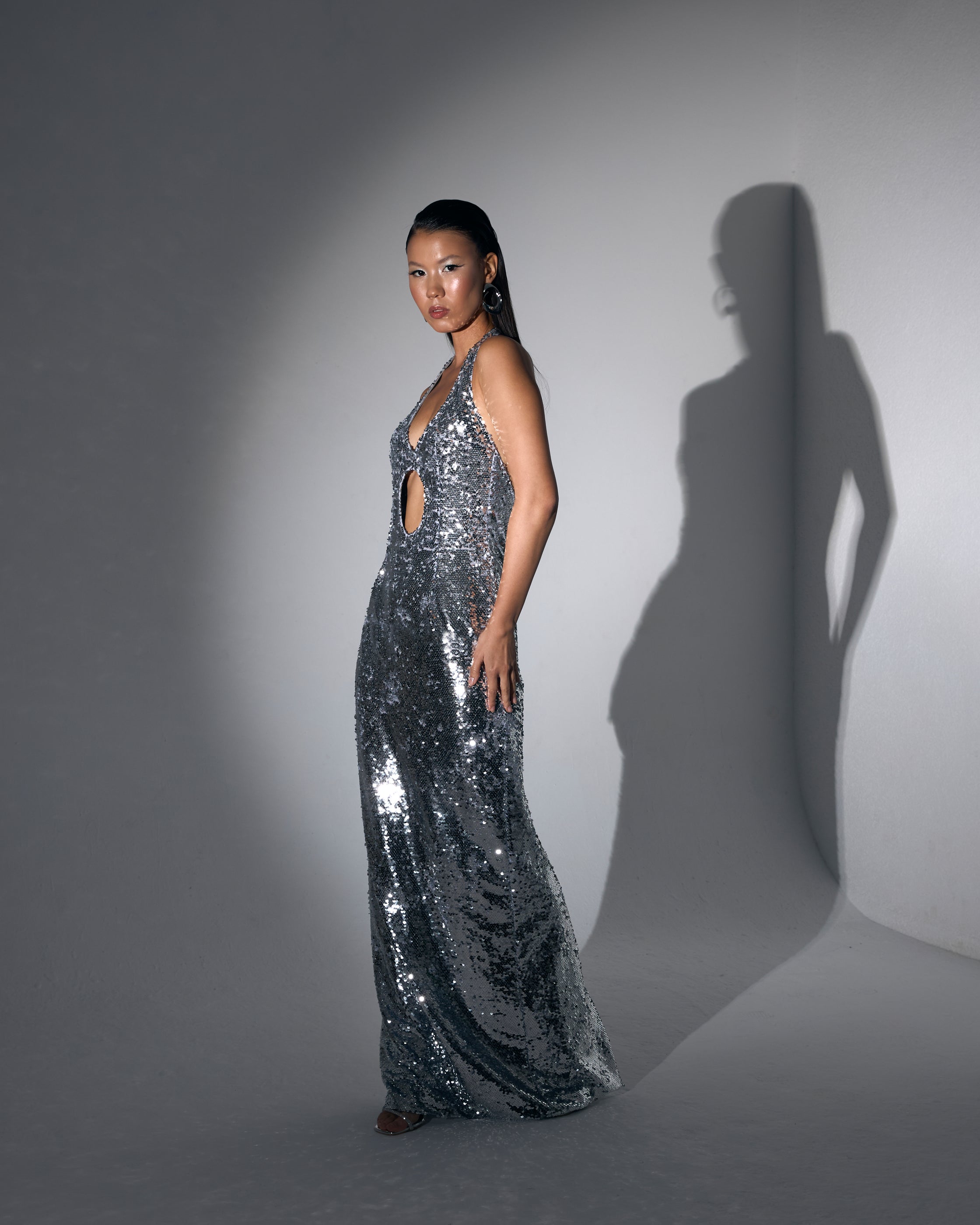 Gümüş Pullu Cut Out Detaylı Uzun Abiye Elbise