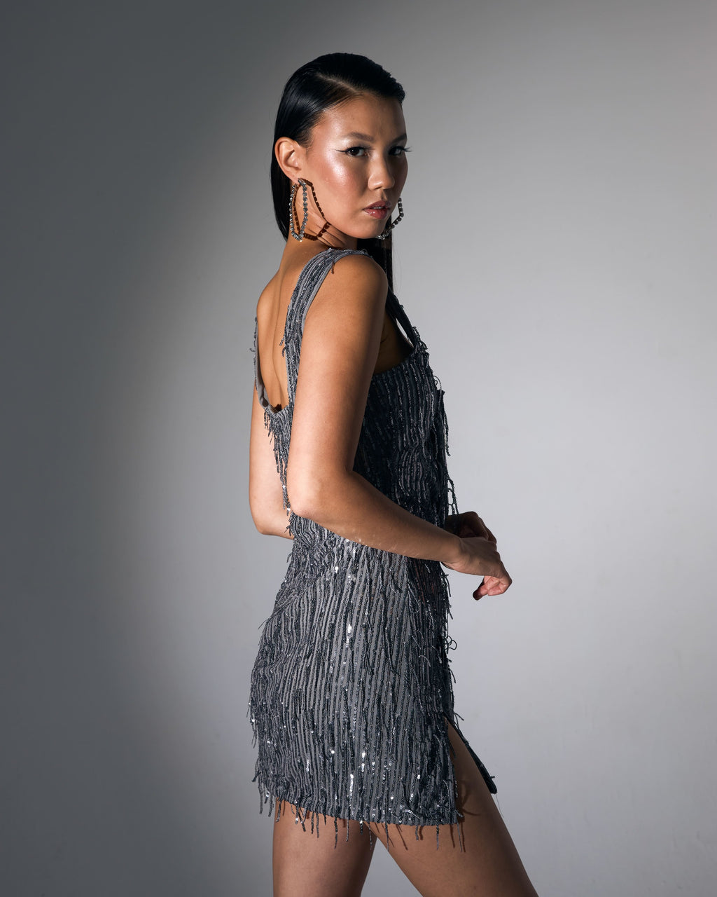 Kare Yaka Gümüş Pullu Payet Püsküllü Önden Yırtmaçlı Mini Elbise