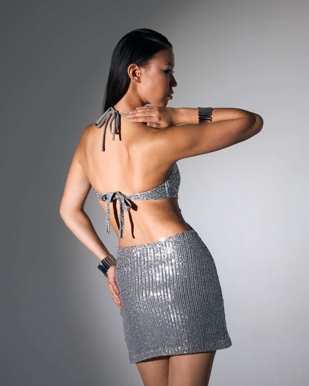 Boyundan Bağlamalı Cut Out Detaylı Gümüş Payetli Mini Elbise