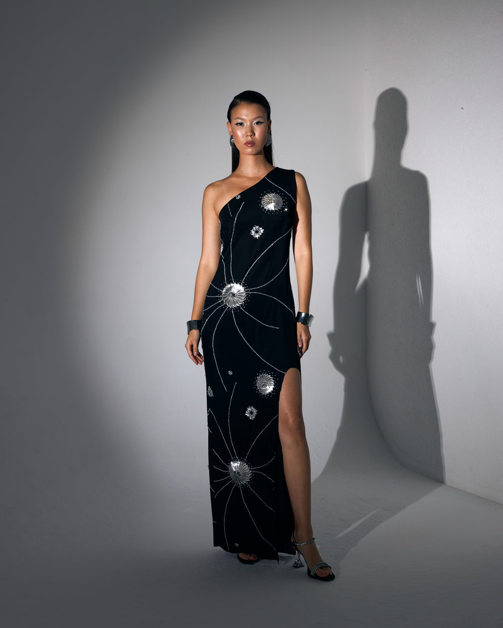 Tek Omuz El İşlemeli Taş Çiçek Motifli Yırtmaçlı Siyah Uzun Gece Elbisesi