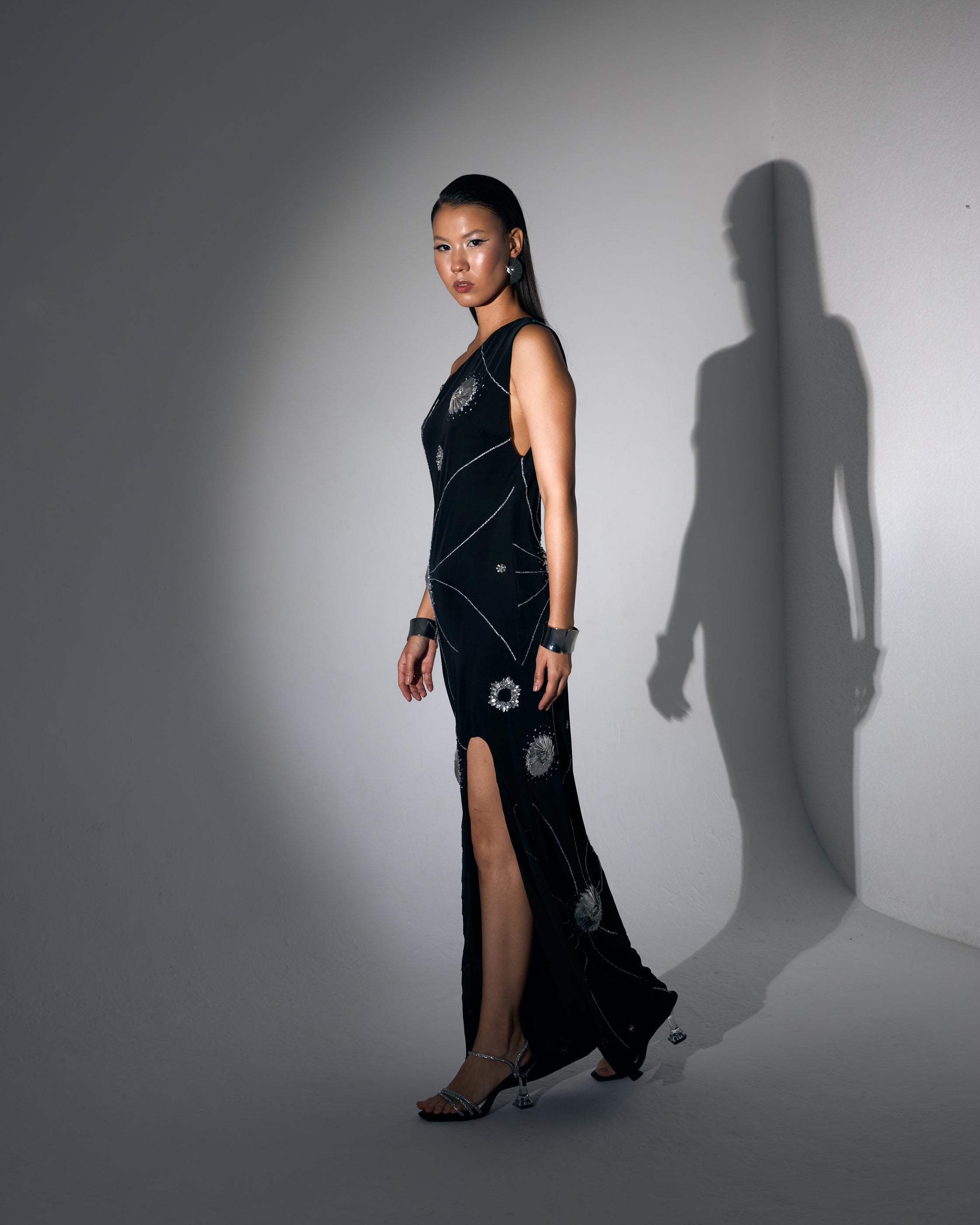 Tek Omuz El İşlemeli Taş Çiçek Motifli Yırtmaçlı Siyah Uzun Gece Elbisesi