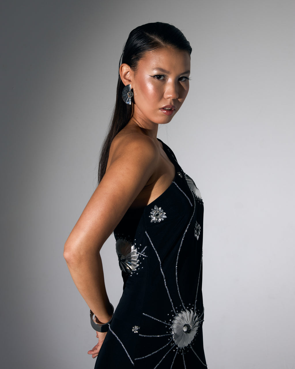 Tek Omuz El İşlemeli Taş Çiçek Motifli Yırtmaçlı Siyah Uzun Gece Elbisesi