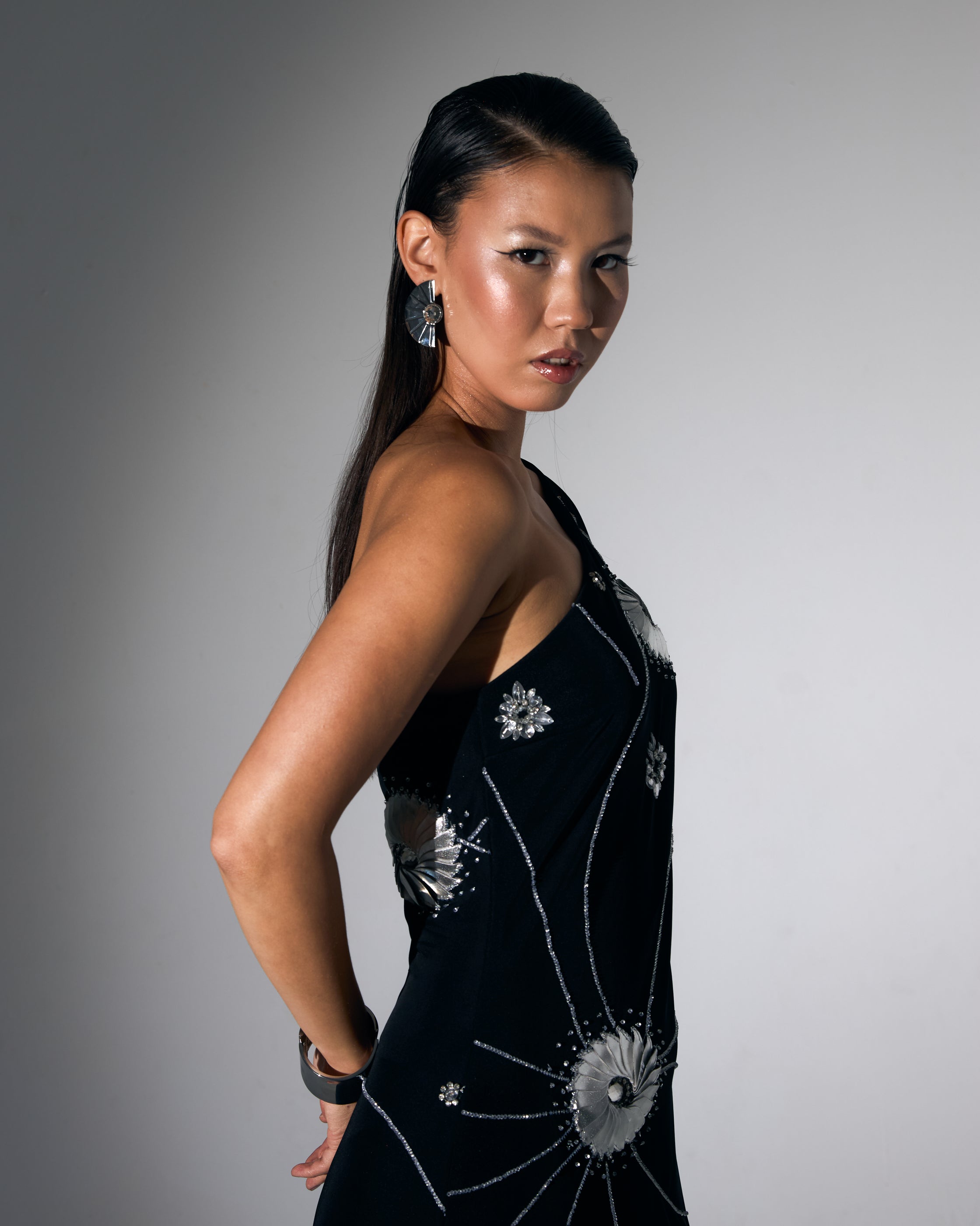 Tek Omuz El İşlemeli Taş Çiçek Motifli Yırtmaçlı Siyah Uzun Gece Elbisesi