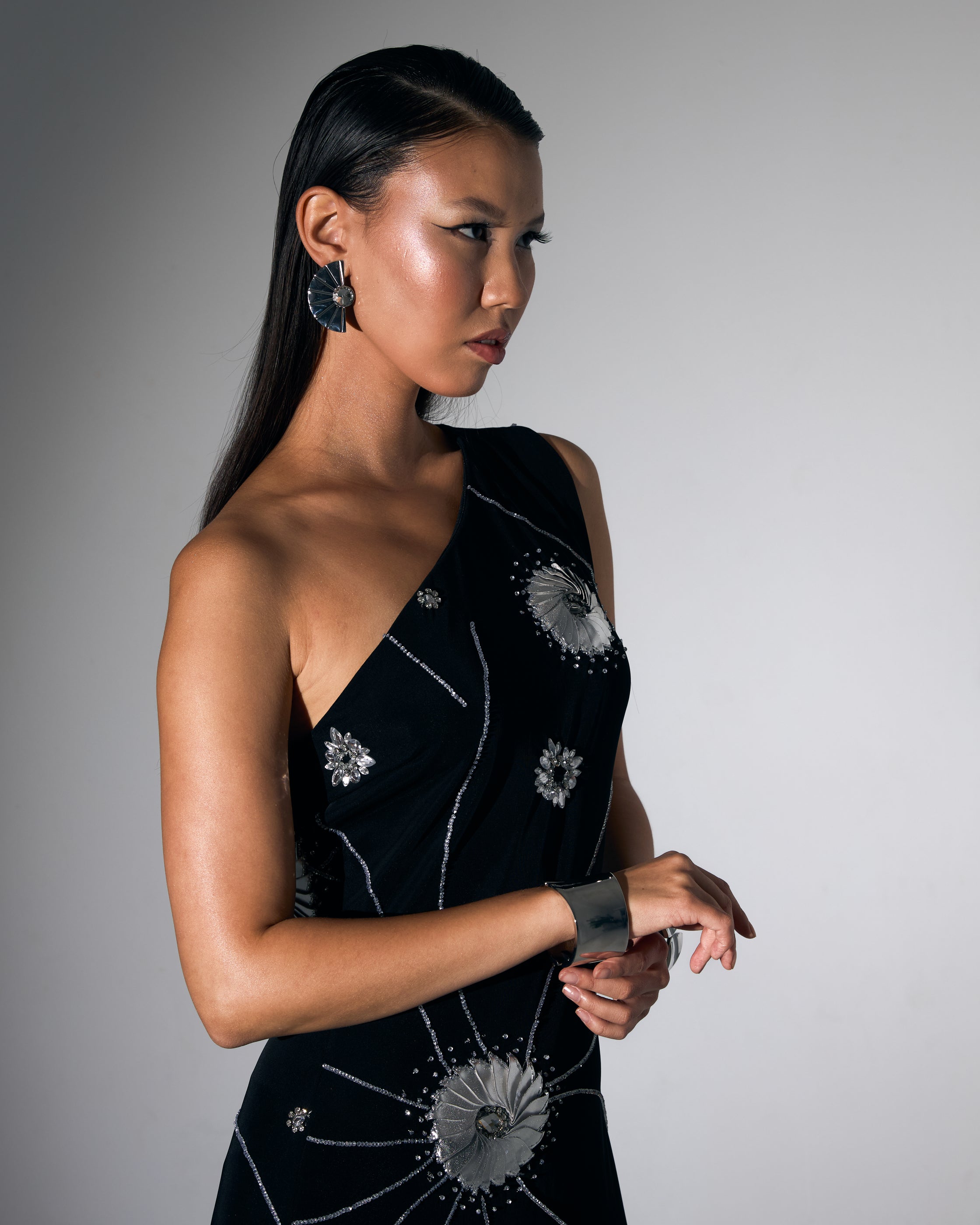 Tek Omuz El İşlemeli Taş Çiçek Motifli Yırtmaçlı Siyah Uzun Gece Elbisesi