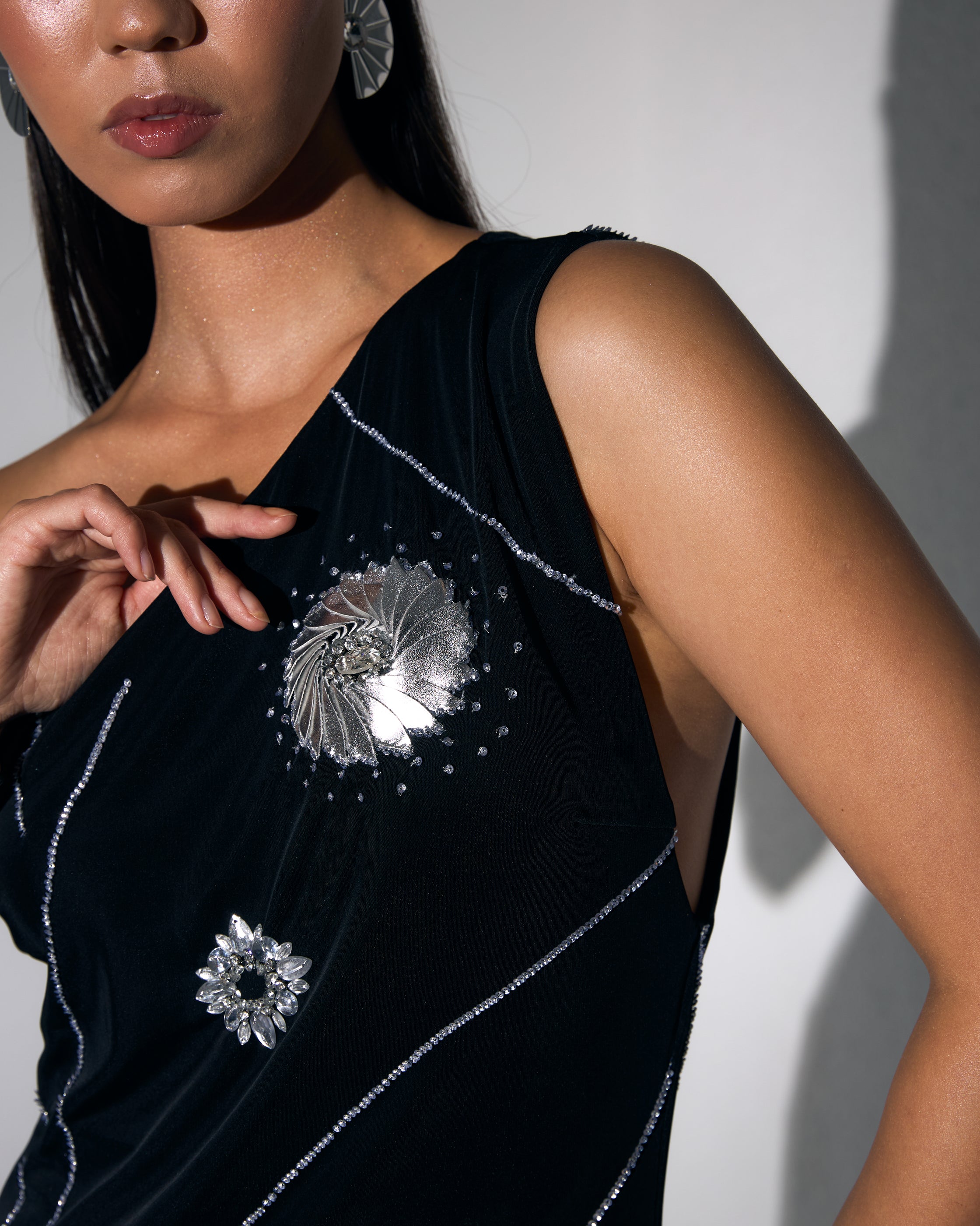 Tek Omuz El İşlemeli Taş Çiçek Motifli Yırtmaçlı Siyah Uzun Gece Elbisesi