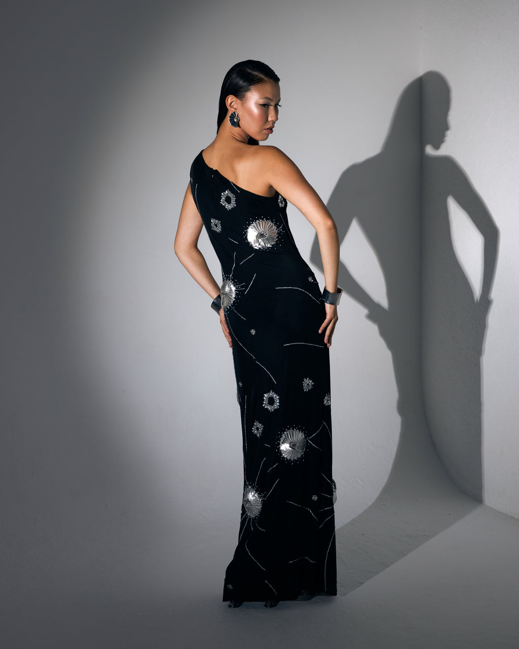 Tek Omuz El İşlemeli Taş Çiçek Motifli Yırtmaçlı Siyah Uzun Gece Elbisesi