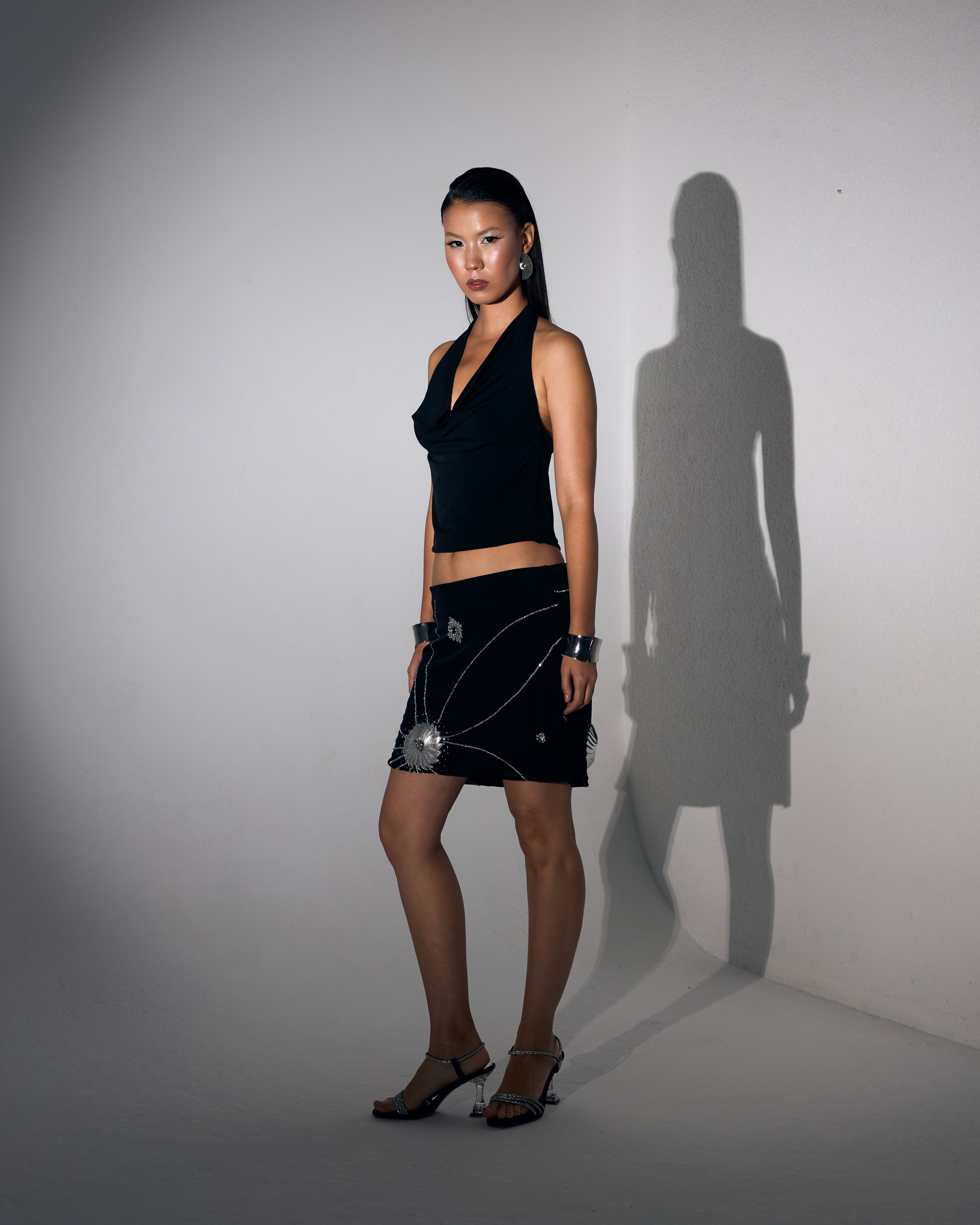 Düşük Bel El İşlemeli Taş Çiçek Motifli Siyah Mini Etek