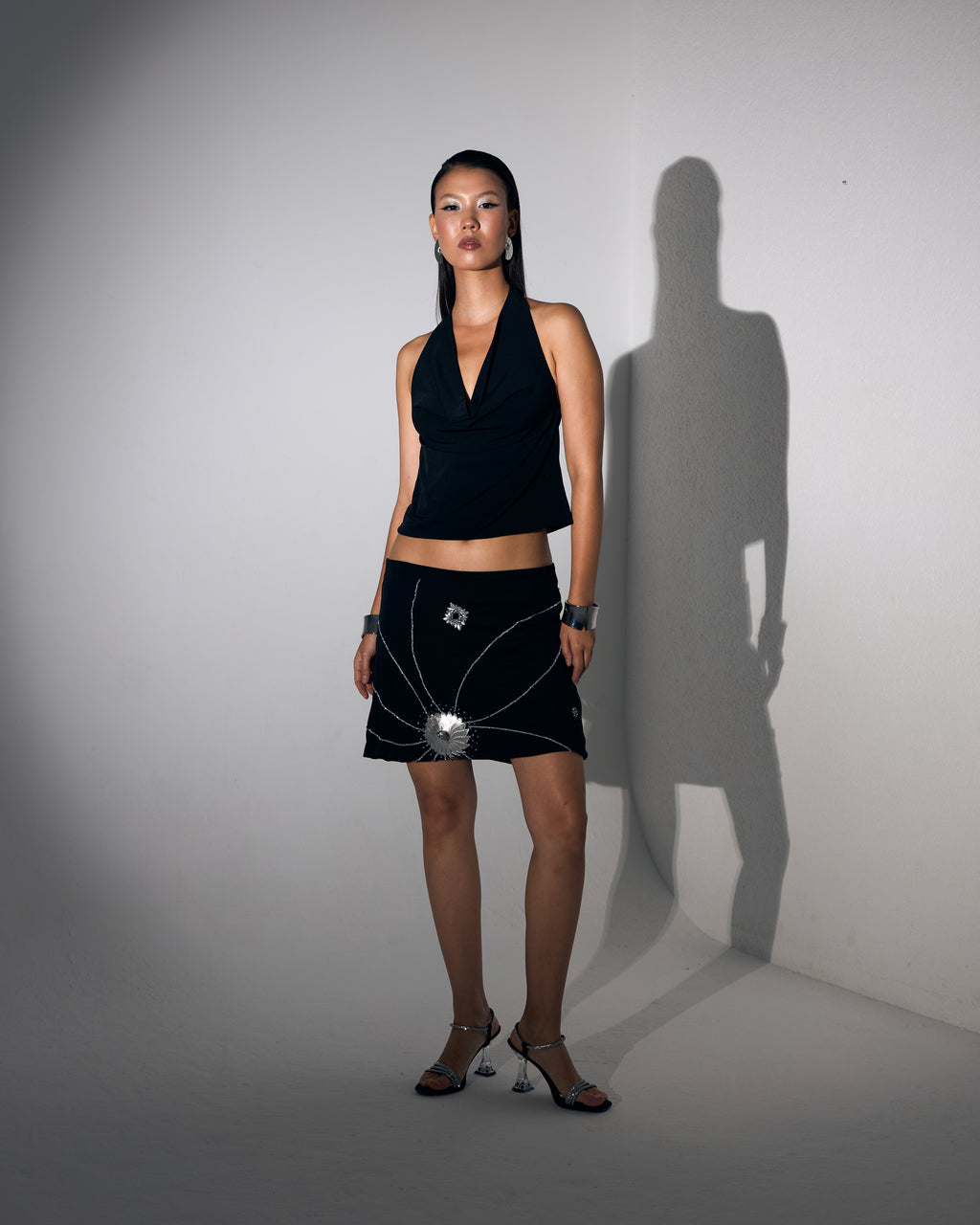 Düşük Bel El İşlemeli Taş Çiçek Motifli Siyah Mini Etek