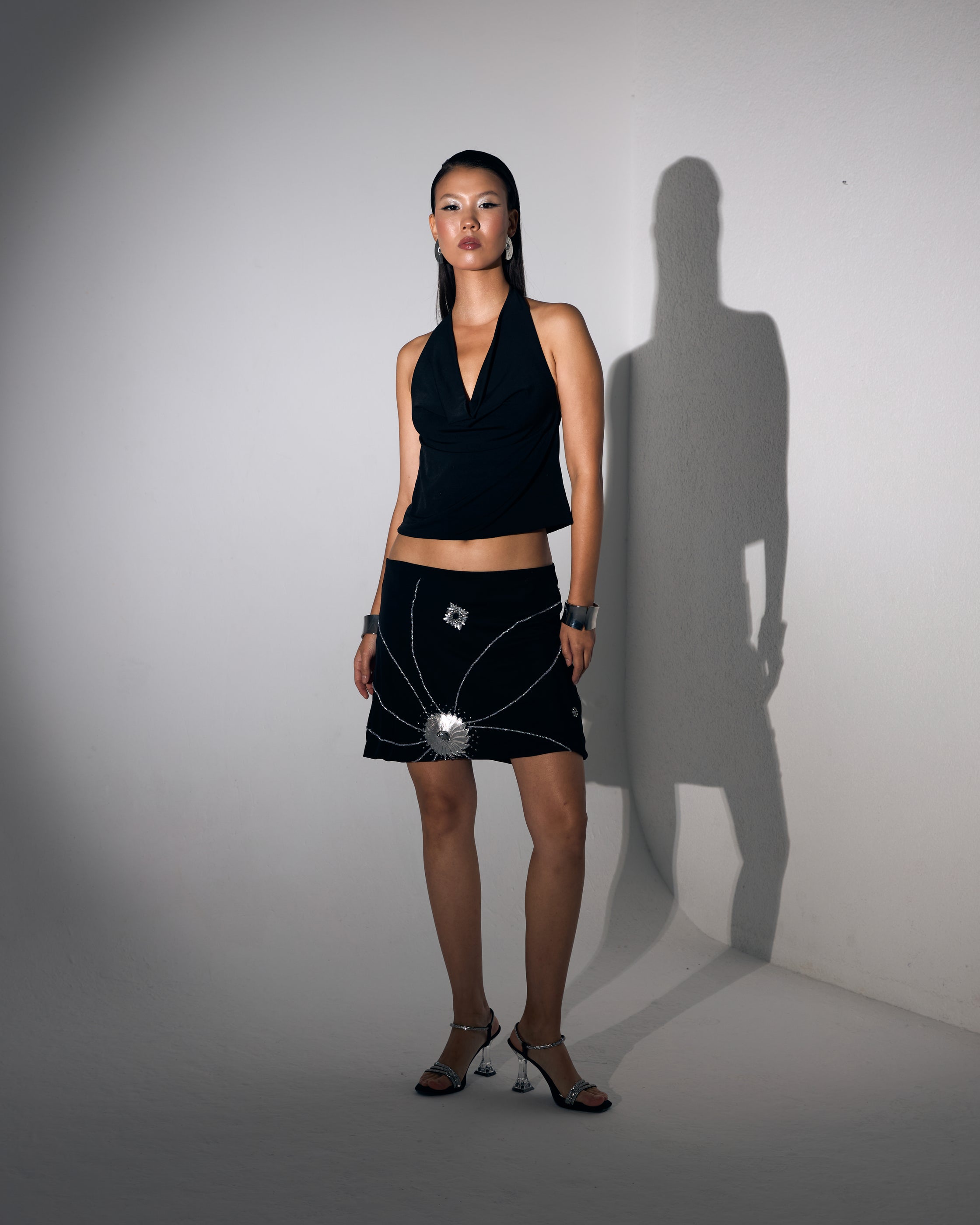 Düşük Bel El İşlemeli Taş Çiçek Motifli Siyah Mini Etek