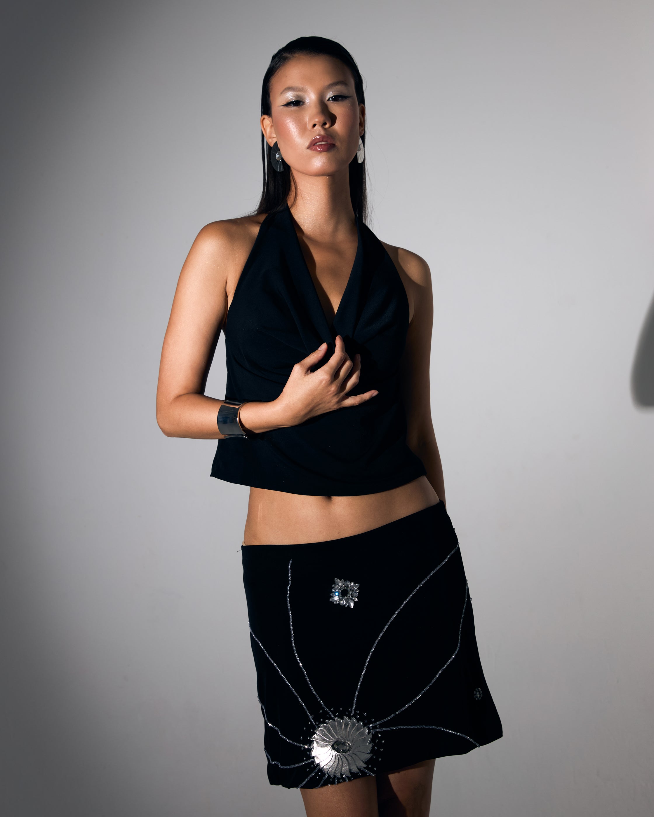 Düşük Bel El İşlemeli Taş Çiçek Motifli Siyah Mini Etek