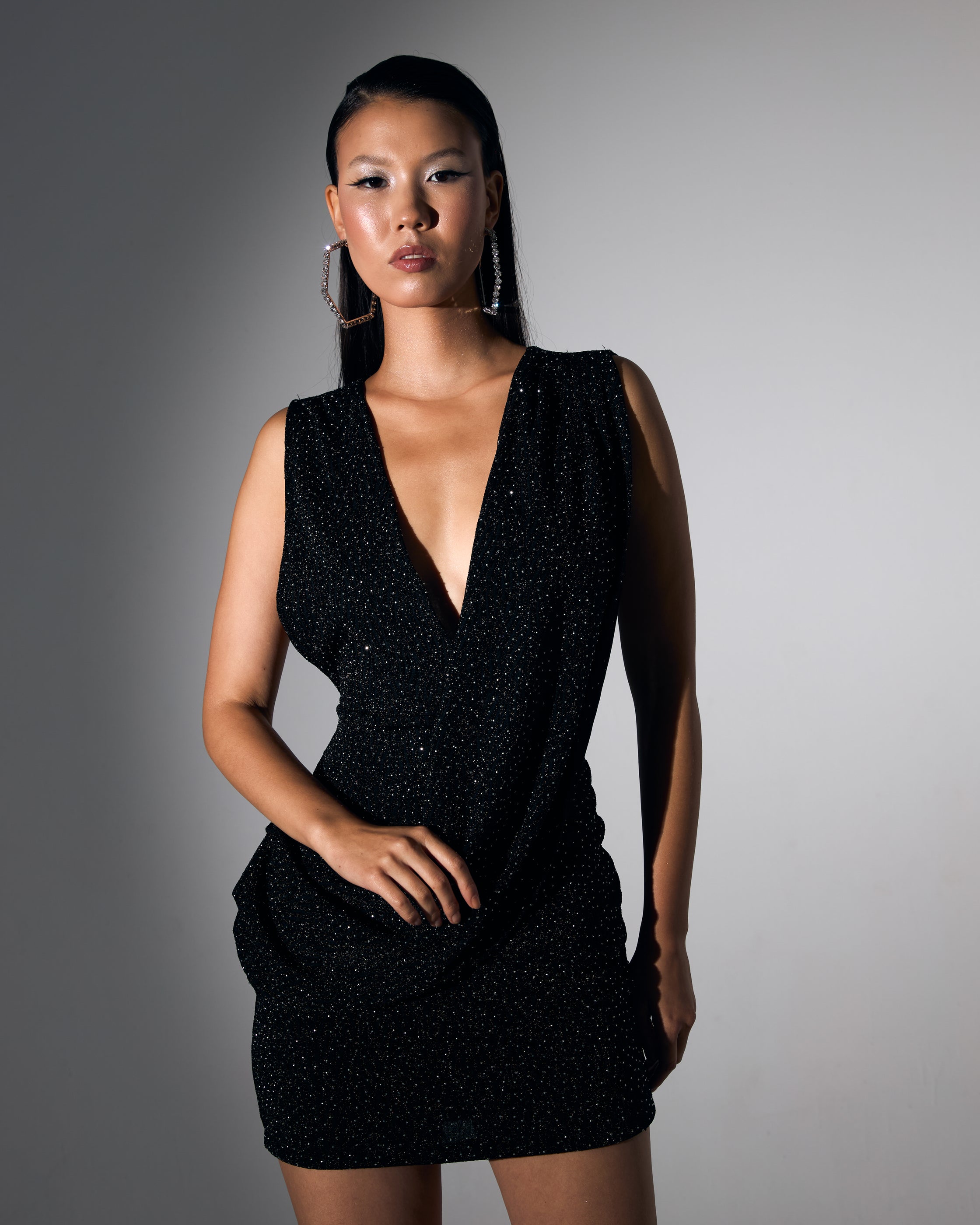 Dökümlü V Yaka Taş İşlemeli Siyah Mini Elbise