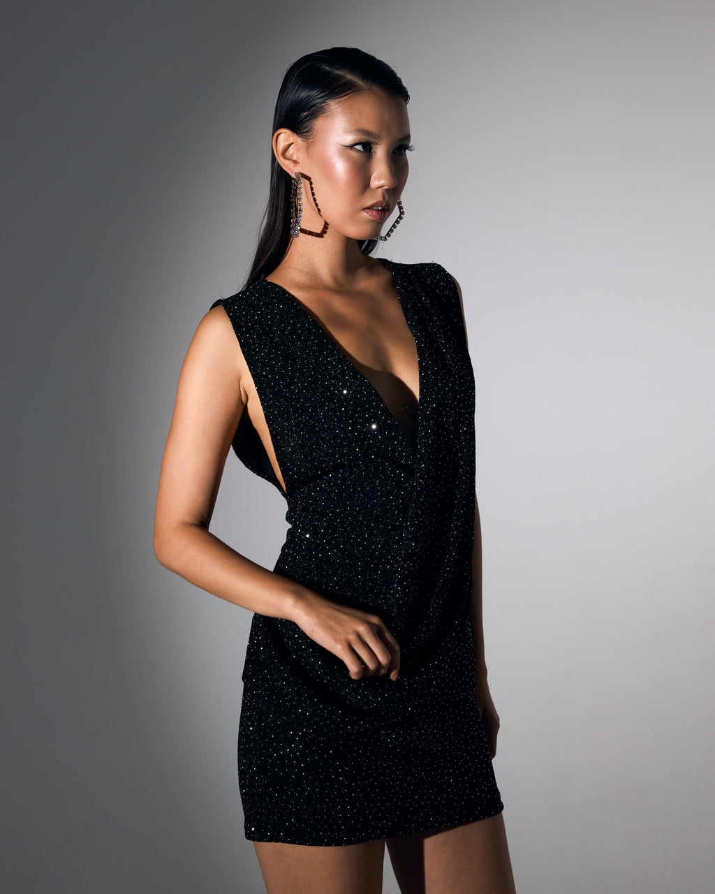 Dökümlü V Yaka Taş İşlemeli Siyah Mini Elbise