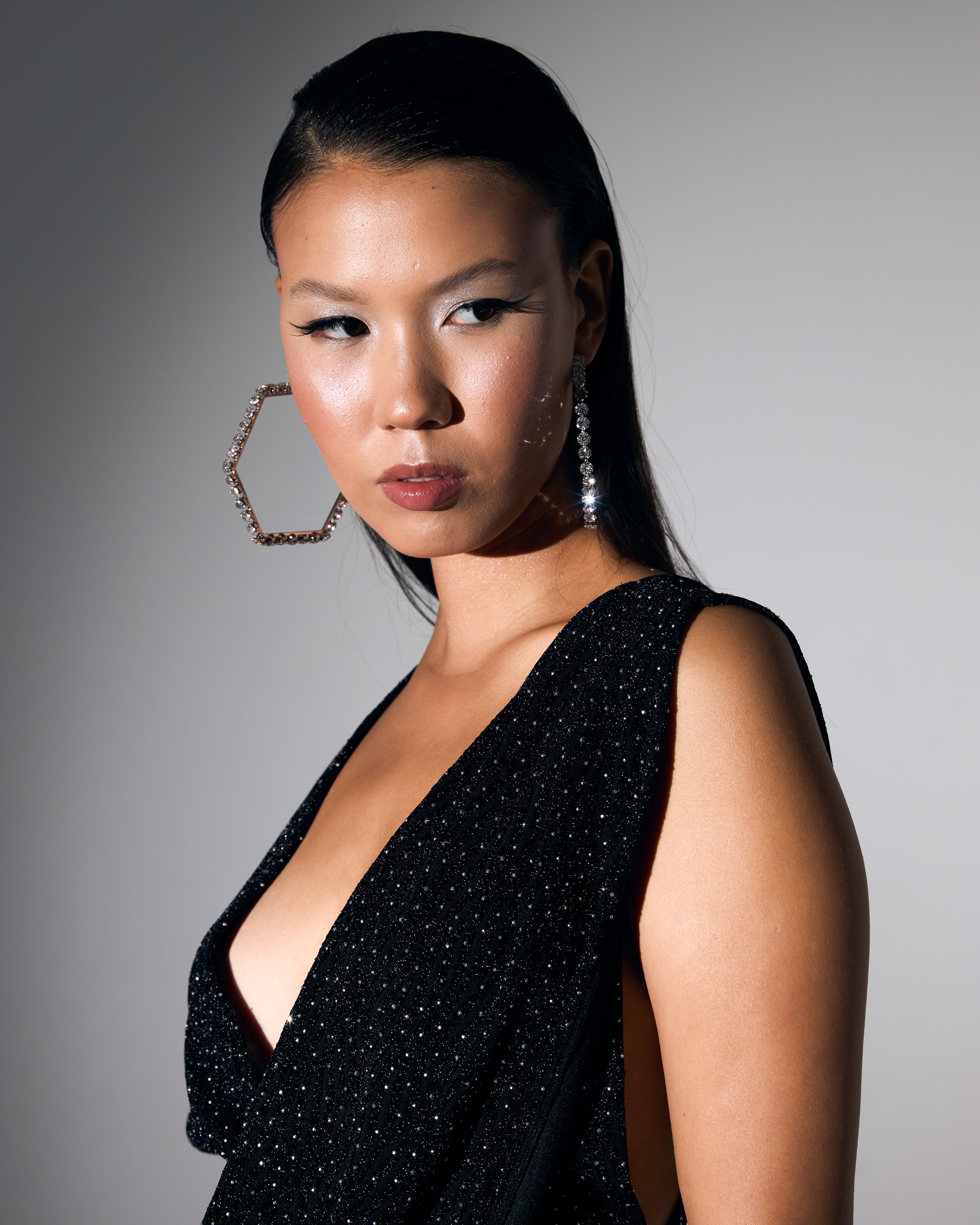 Dökümlü V Yaka Taş İşlemeli Siyah Mini Elbise