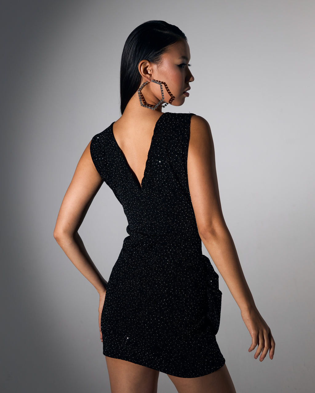 Dökümlü V Yaka Taş İşlemeli Siyah Mini Elbise