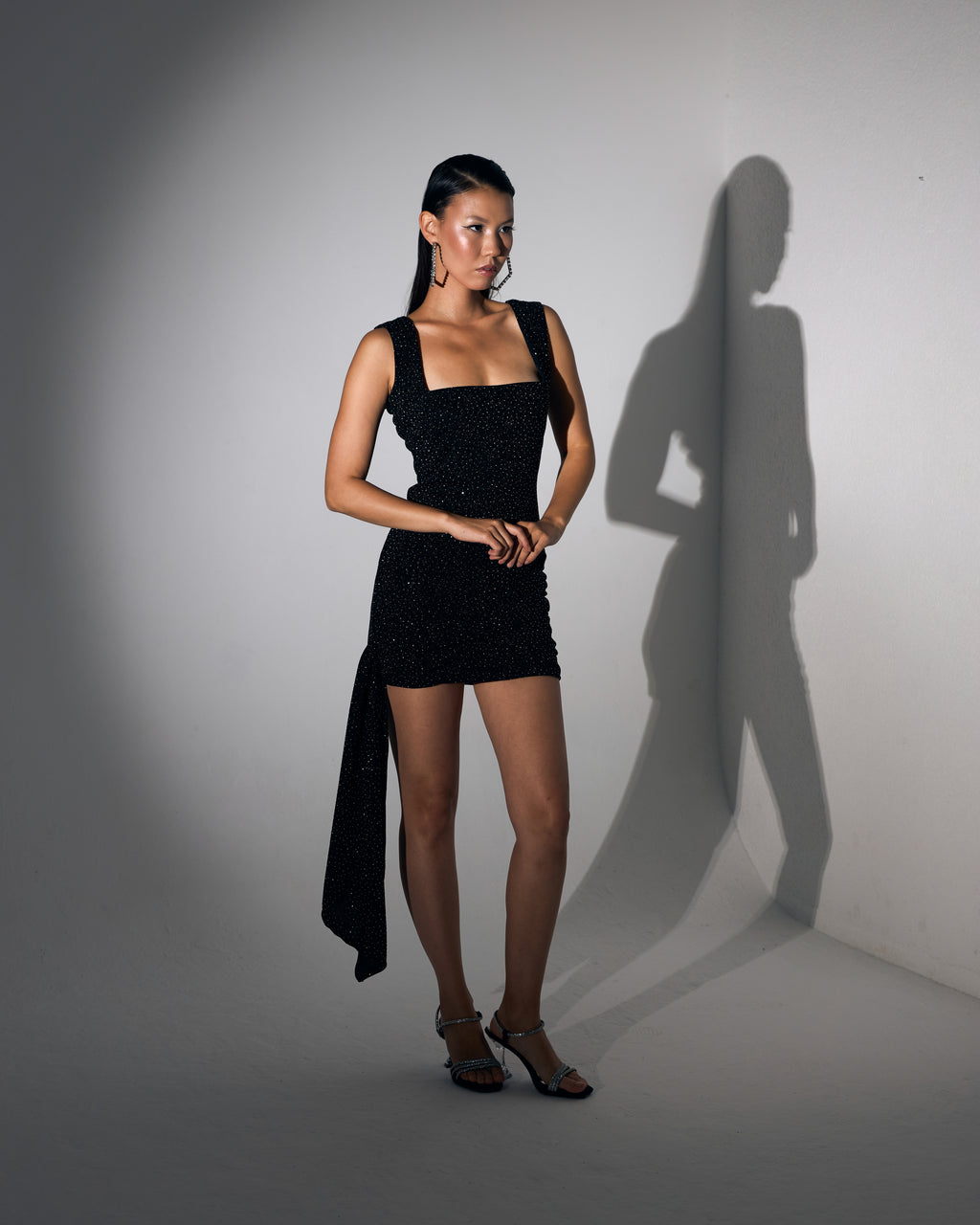 Kare Yaka Dökümlü Kuyruk Detaylı Taş İşlemeli Siyah Mini Abiye Elbise