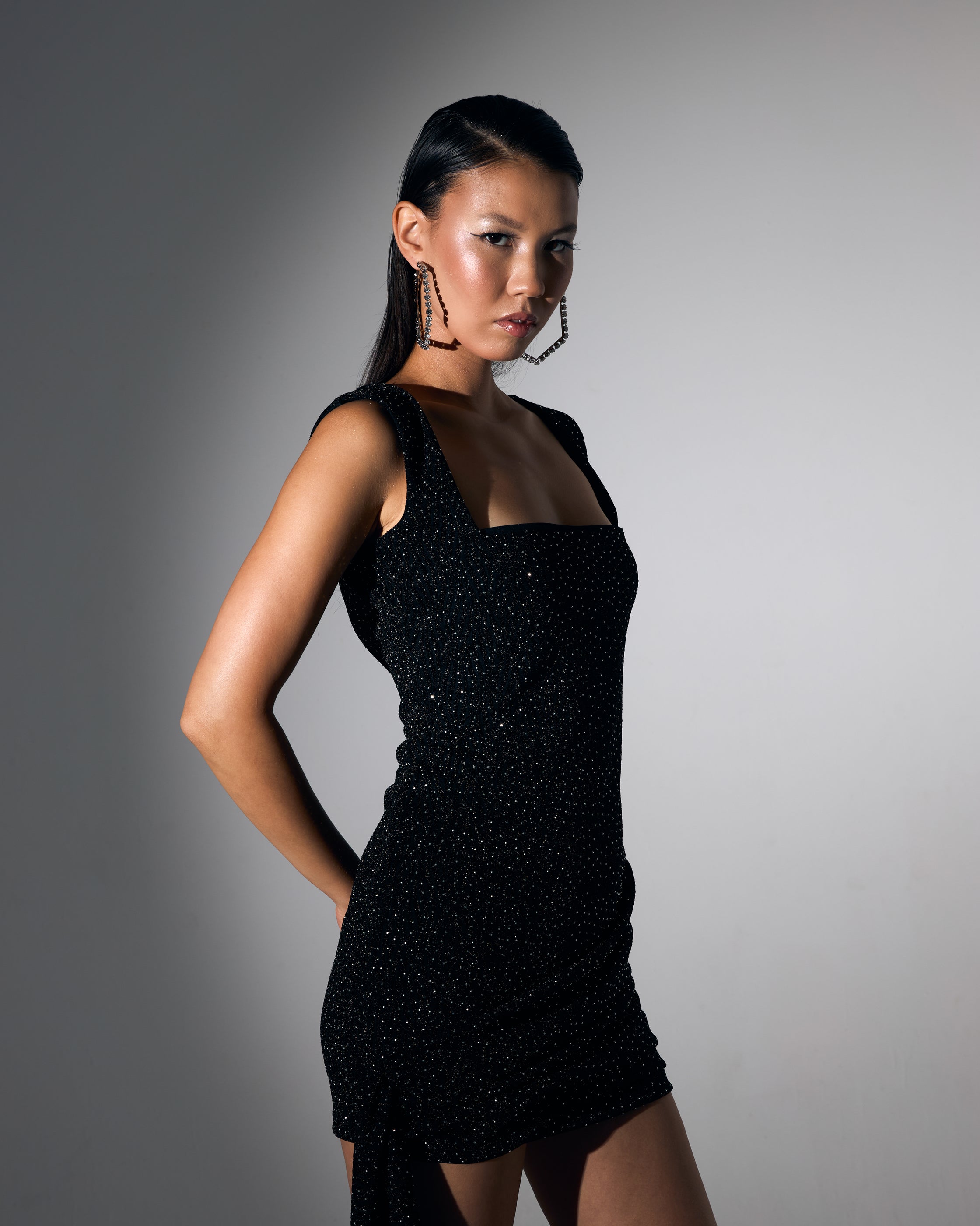 Kare Yaka Dökümlü Kuyruk Detaylı Taş İşlemeli Siyah Mini Abiye Elbise