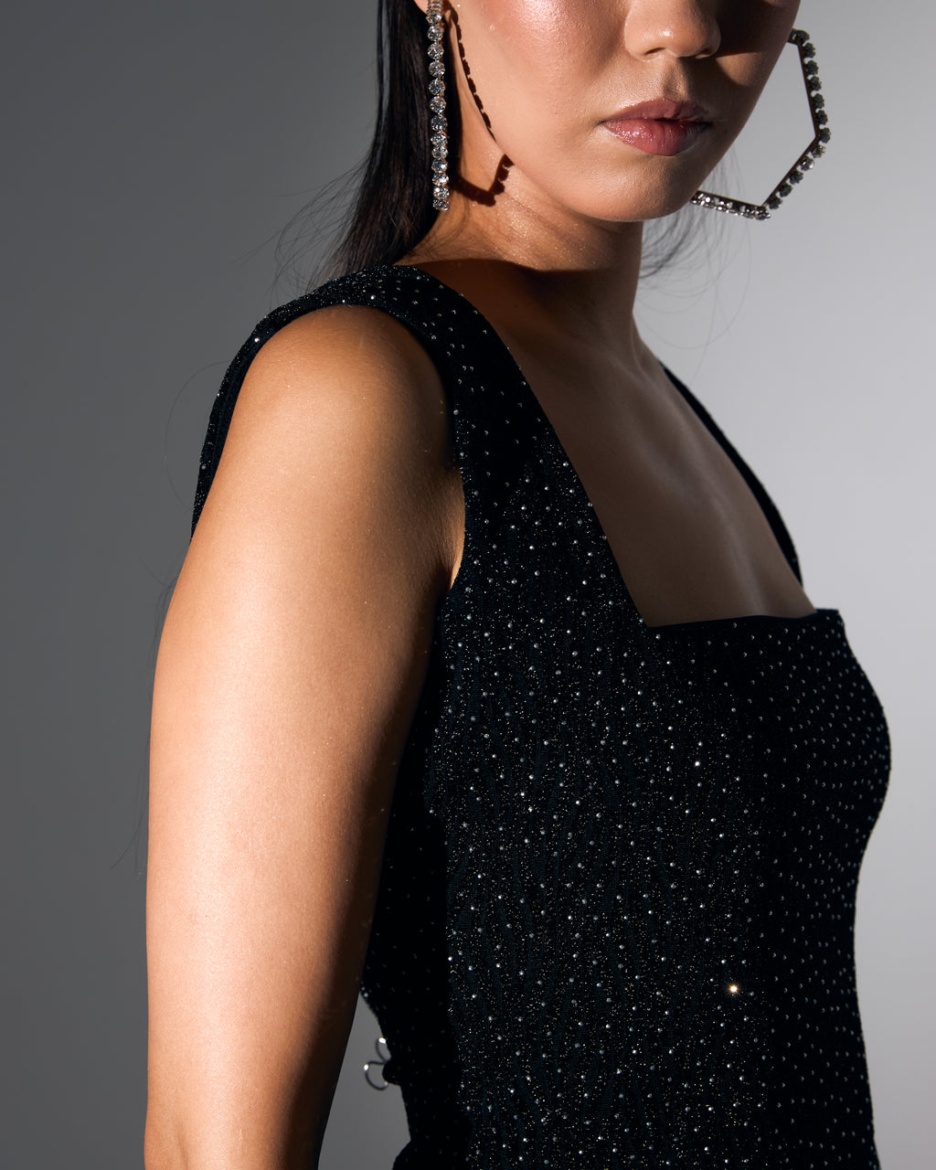 Kare Yaka Dökümlü Kuyruk Detaylı Taş İşlemeli Siyah Mini Abiye Elbise