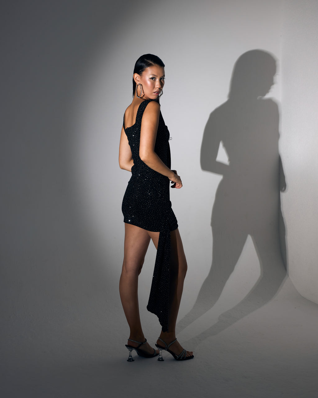 Kare Yaka Dökümlü Kuyruk Detaylı Taş İşlemeli Siyah Mini Abiye Elbise