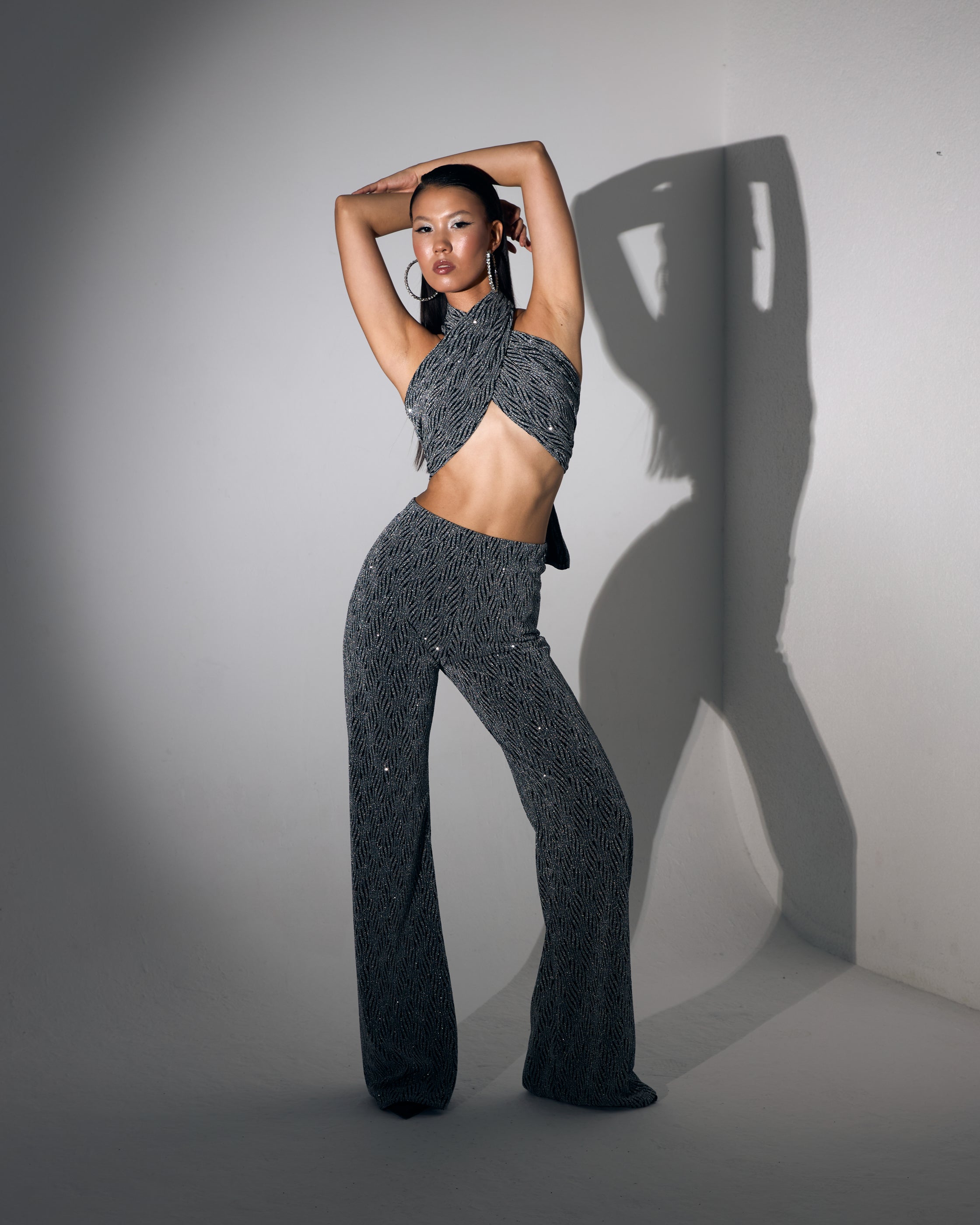 Şal Yaka Bluz ve İspanyol Paça Pantolon Siyah Üzeri Gümüş Pullu Taşlı Takım