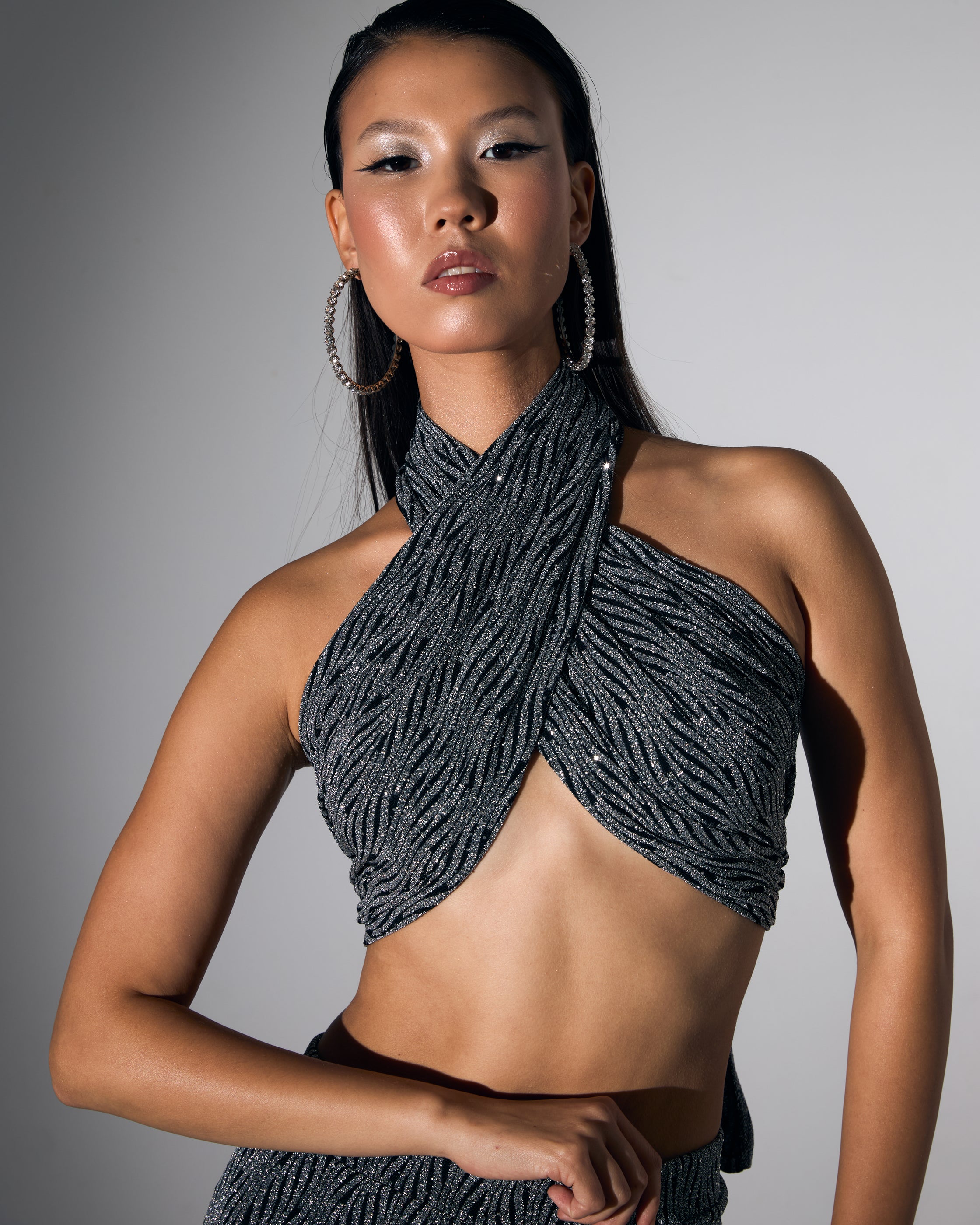 Şal Yaka Bluz ve İspanyol Paça Pantolon Siyah Üzeri Gümüş Pullu Taşlı Takım