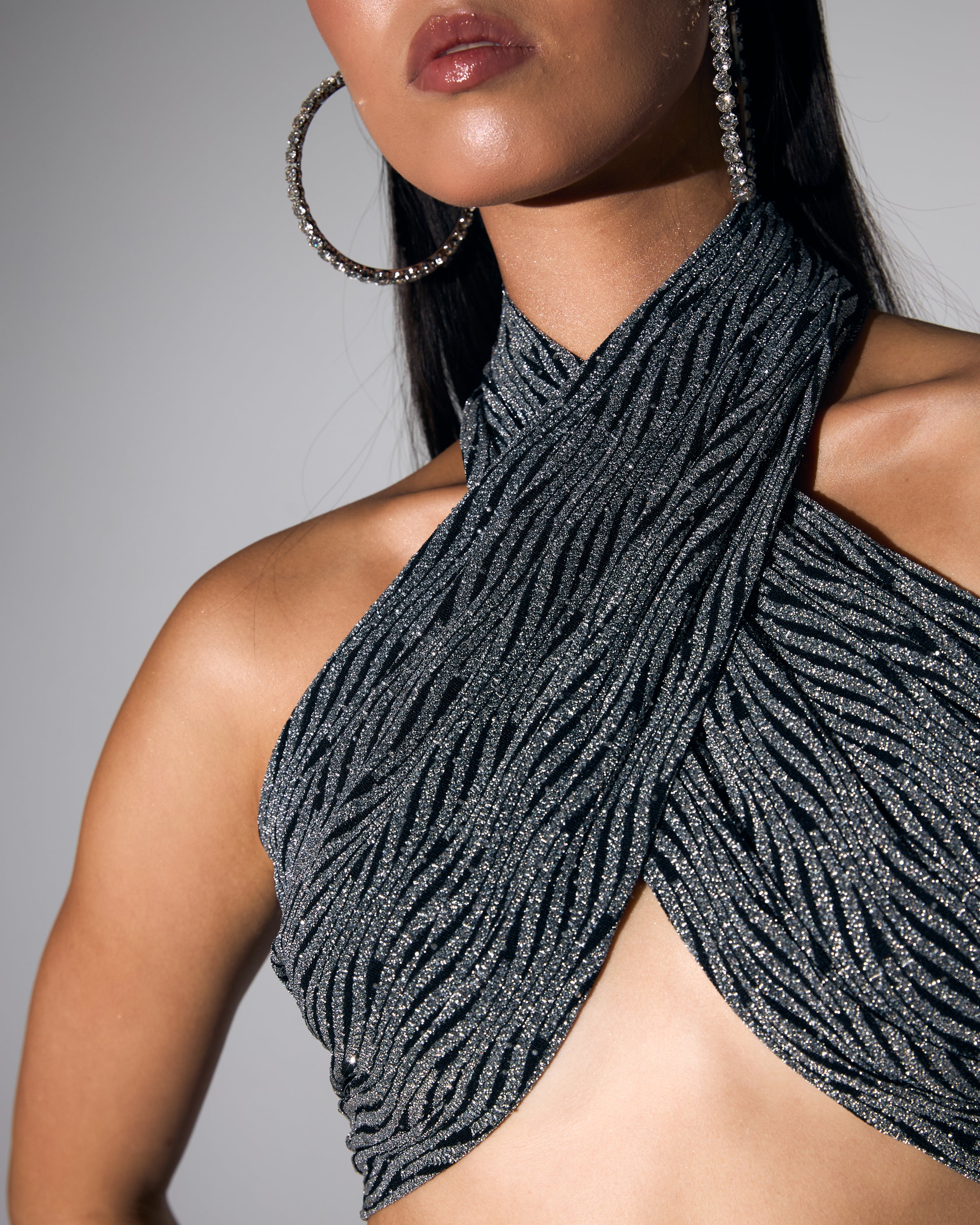 Şal Yaka Bluz ve İspanyol Paça Pantolon Siyah Üzeri Gümüş Pullu Taşlı Takım