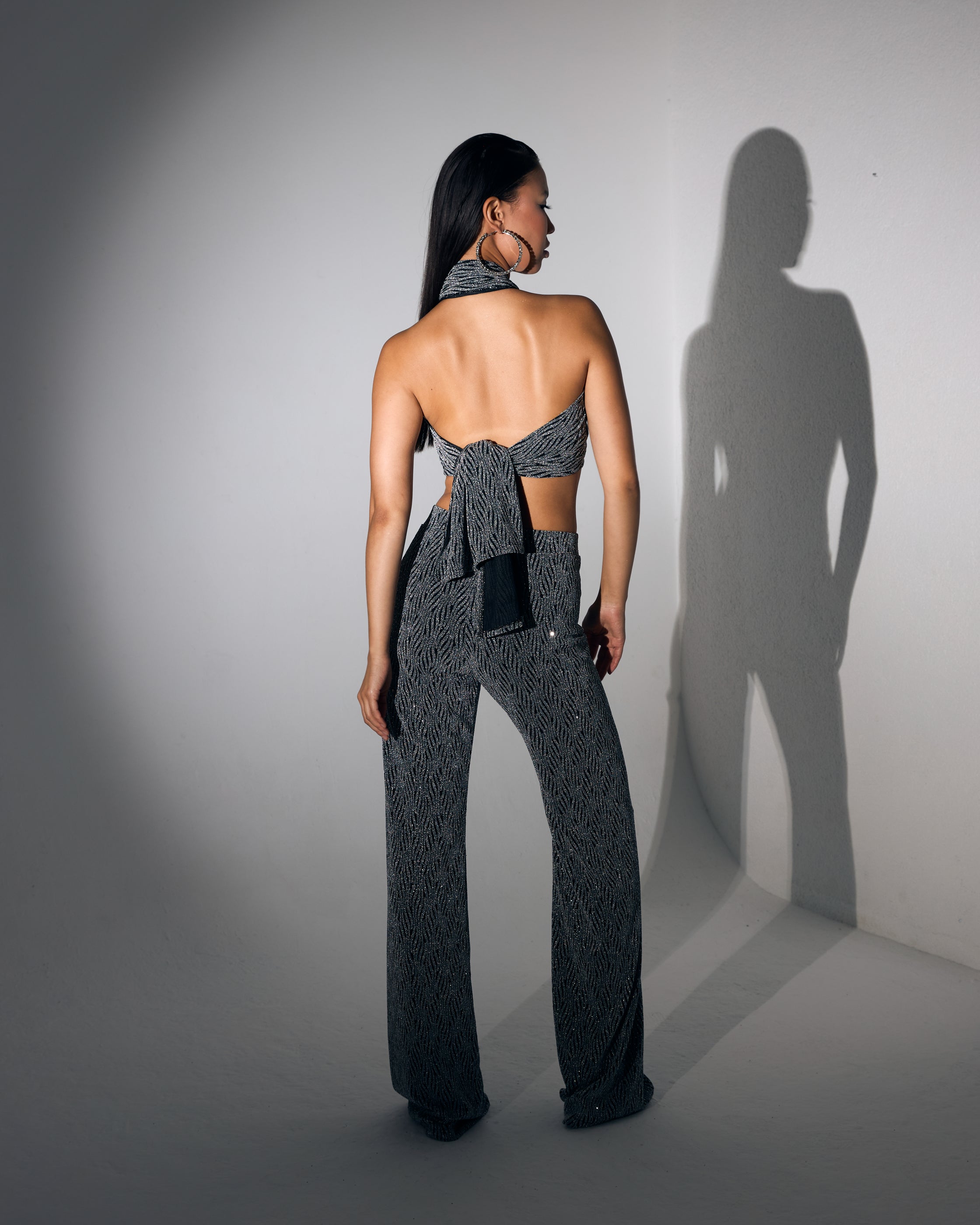 Şal Yaka Bluz ve İspanyol Paça Pantolon Siyah Üzeri Gümüş Pullu Taşlı Takım