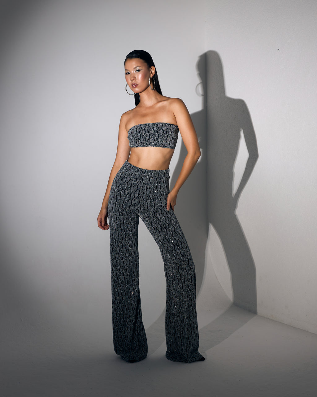 Crop Top Bluz Pelerin ve İspanyol Paça Pantolon Siyah Üzeri Gümüş Pullu Taşlı Takım