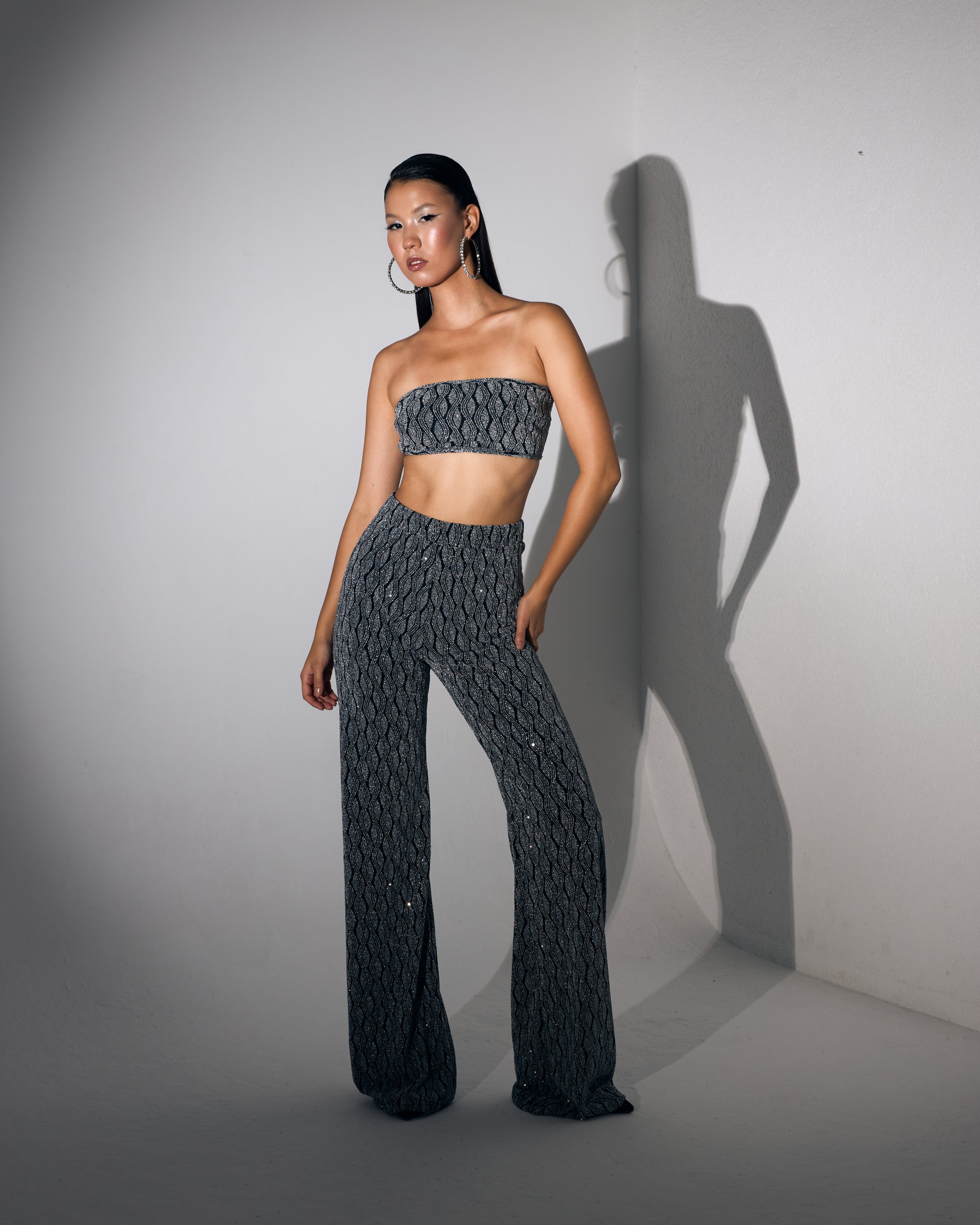 Crop Top Bluz Pelerin ve İspanyol Paça Pantolon Siyah Üzeri Gümüş Pullu Taşlı Takım