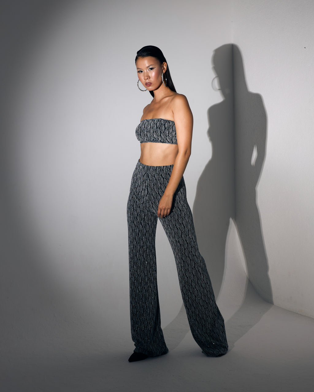 Crop Top Bluz Pelerin ve İspanyol Paça Pantolon Siyah Üzeri Gümüş Pullu Taşlı Takım