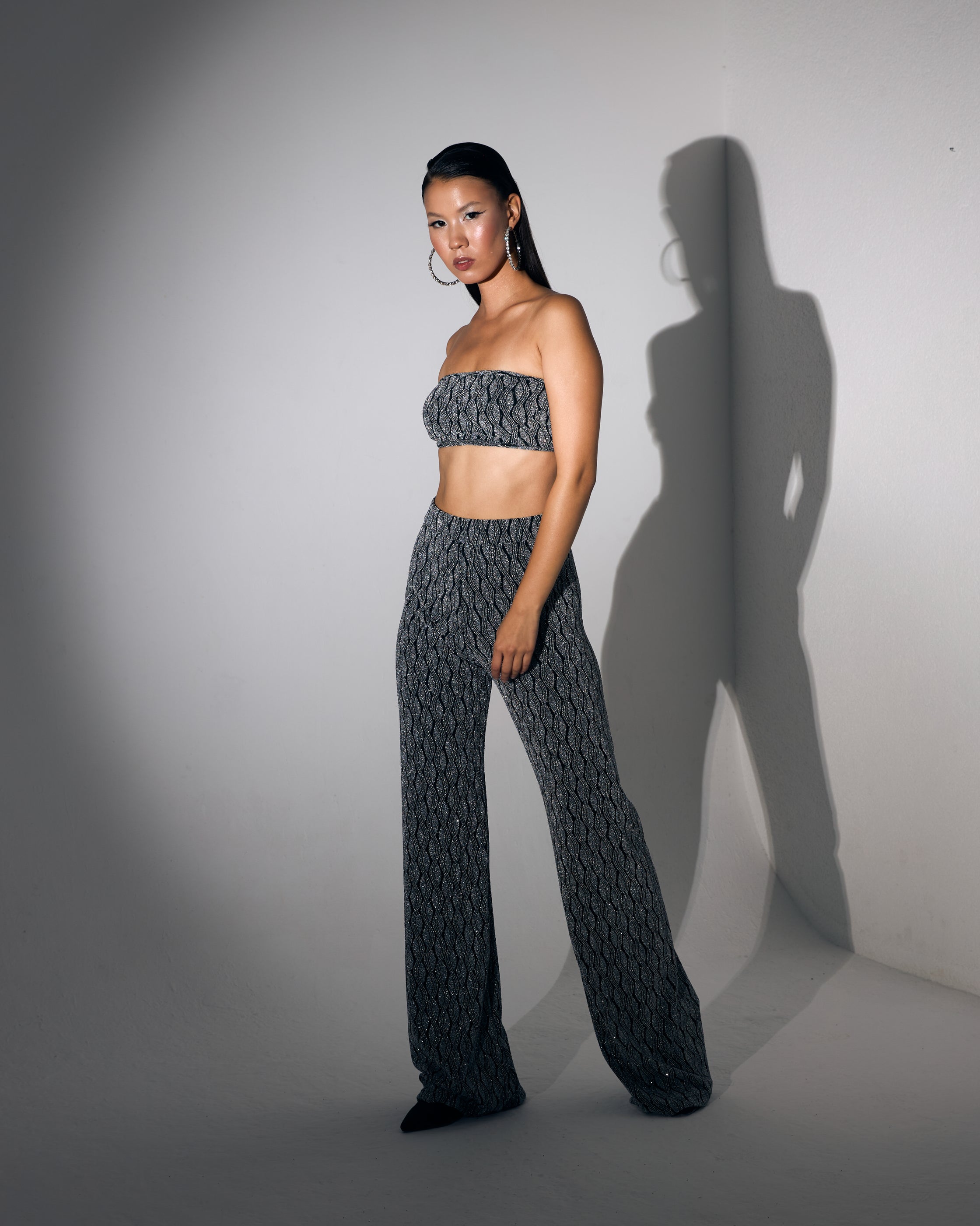 Crop Top Bluz Pelerin ve İspanyol Paça Pantolon Siyah Üzeri Gümüş Pullu Taşlı Takım