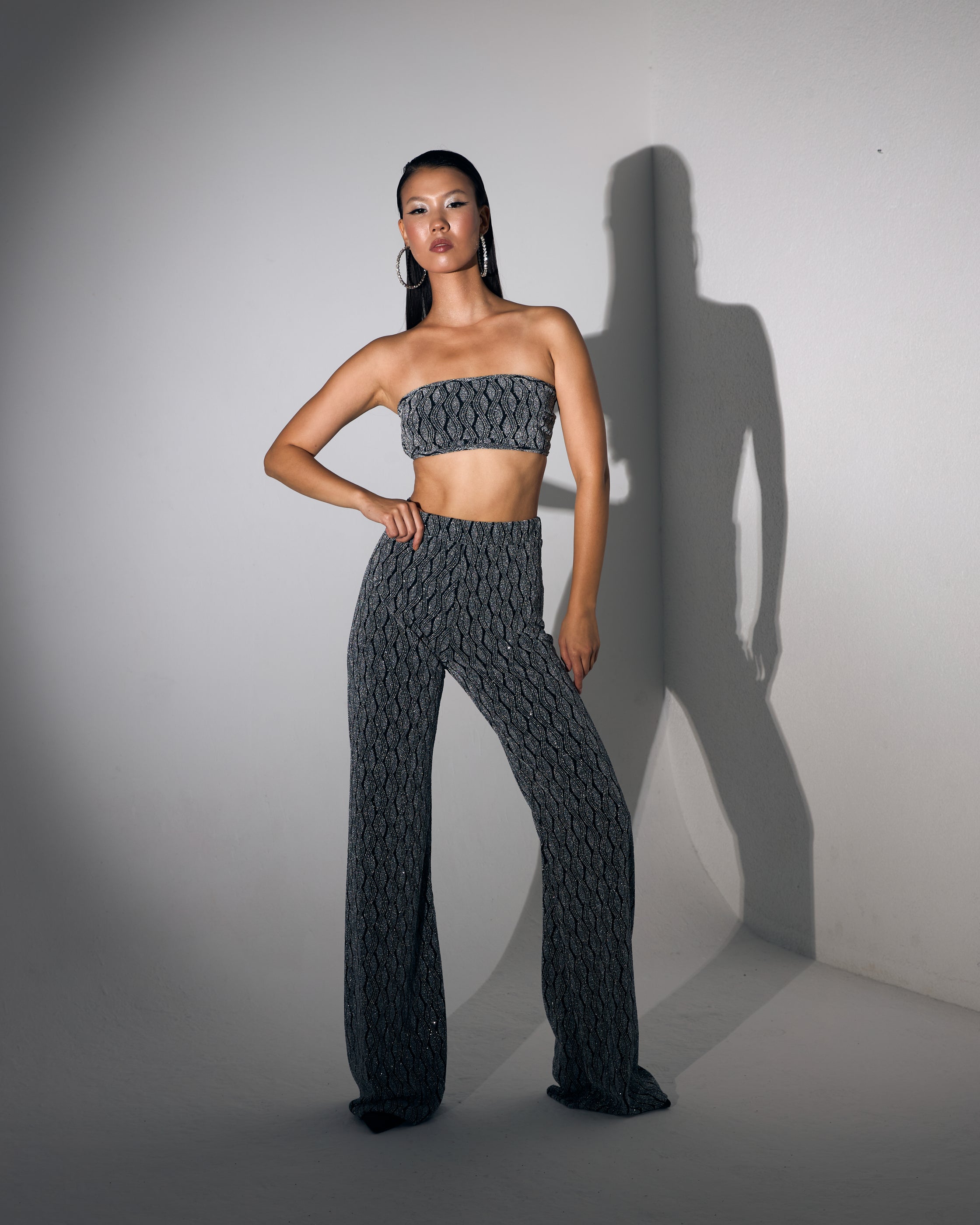 Crop Top Bluz Pelerin ve İspanyol Paça Pantolon Siyah Üzeri Gümüş Pullu Taşlı Takım