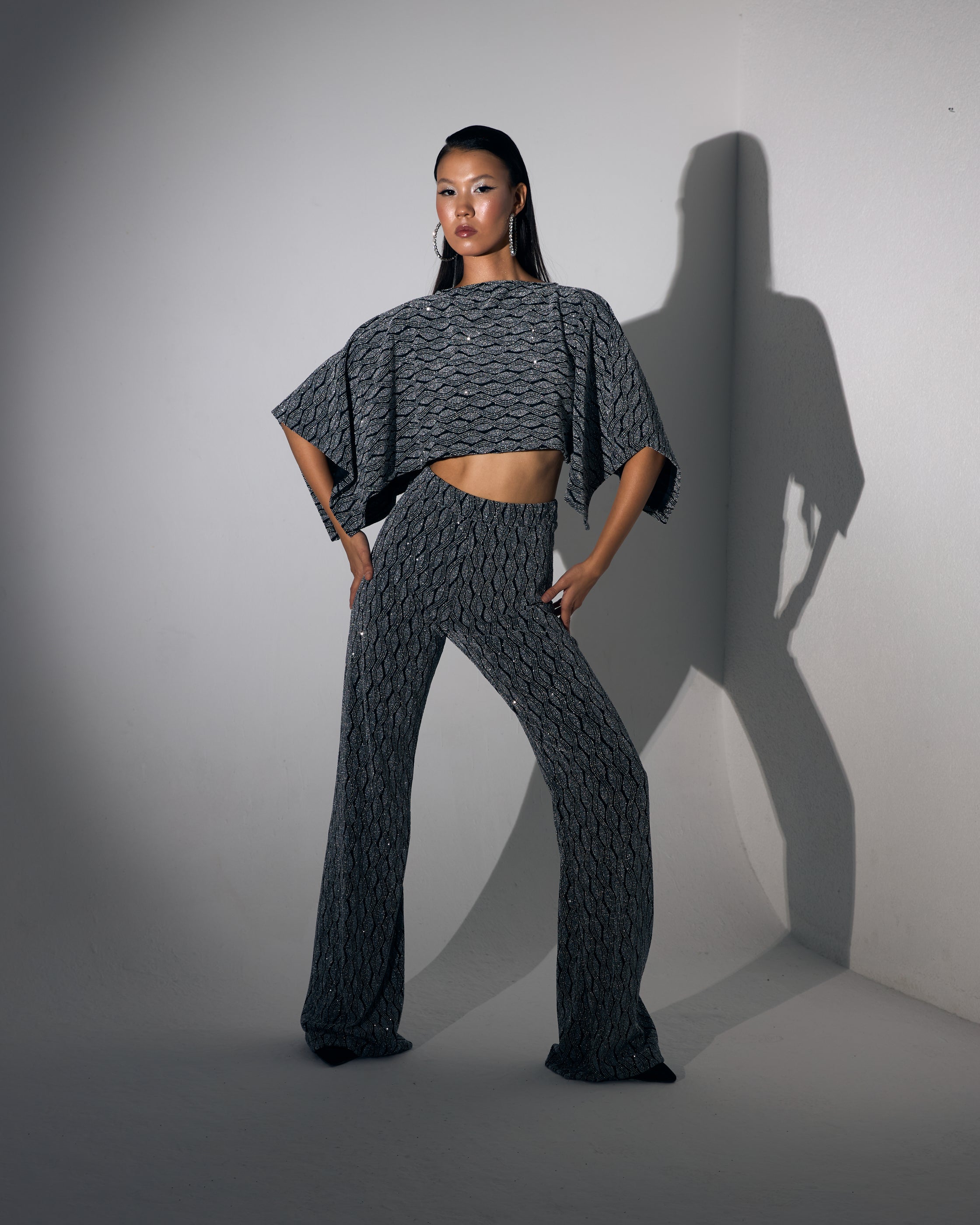 Crop Top Bluz Pelerin ve İspanyol Paça Pantolon Siyah Üzeri Gümüş Pullu Taşlı Takım