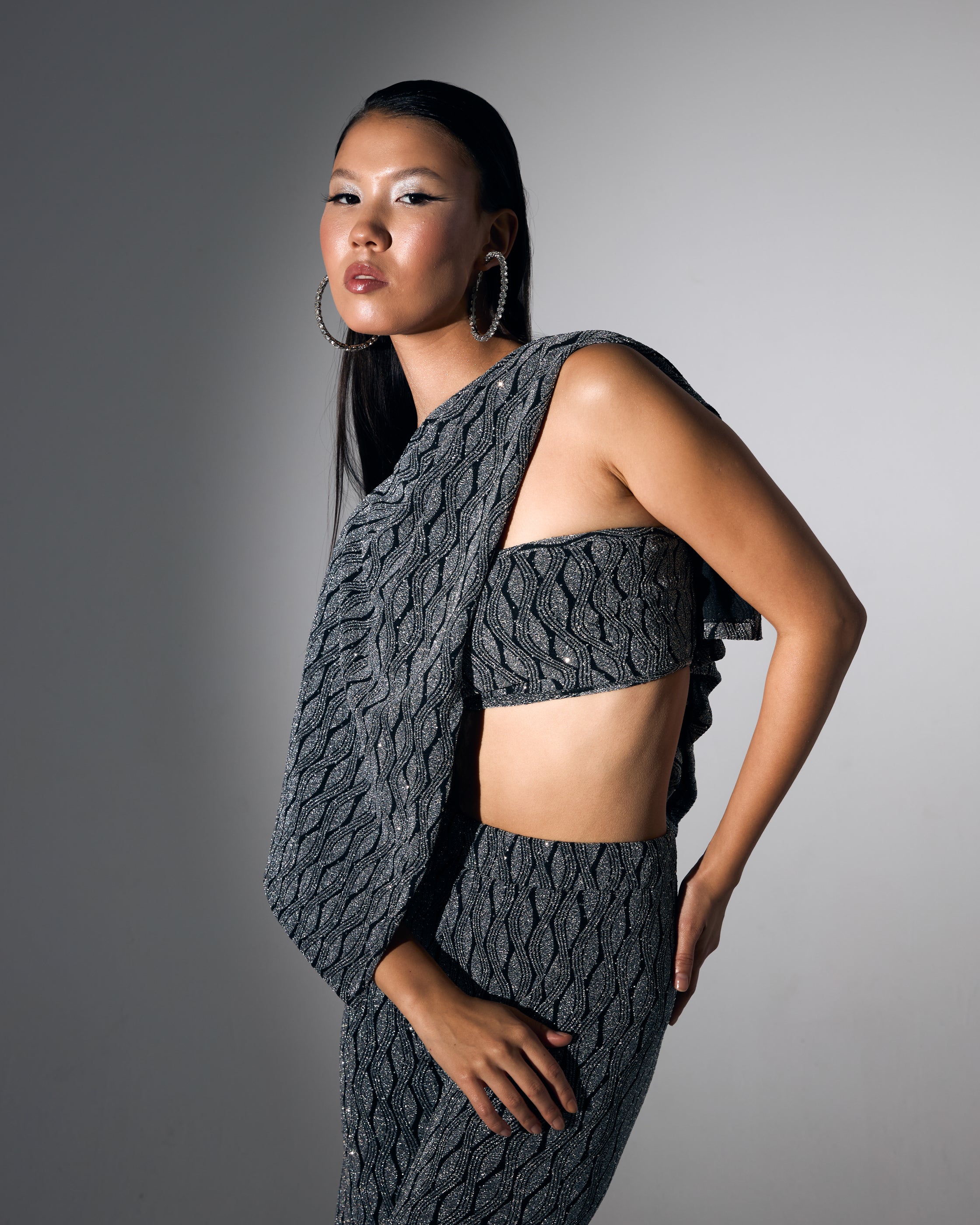 Crop Top Bluz Pelerin ve İspanyol Paça Pantolon Siyah Üzeri Gümüş Pullu Taşlı Takım