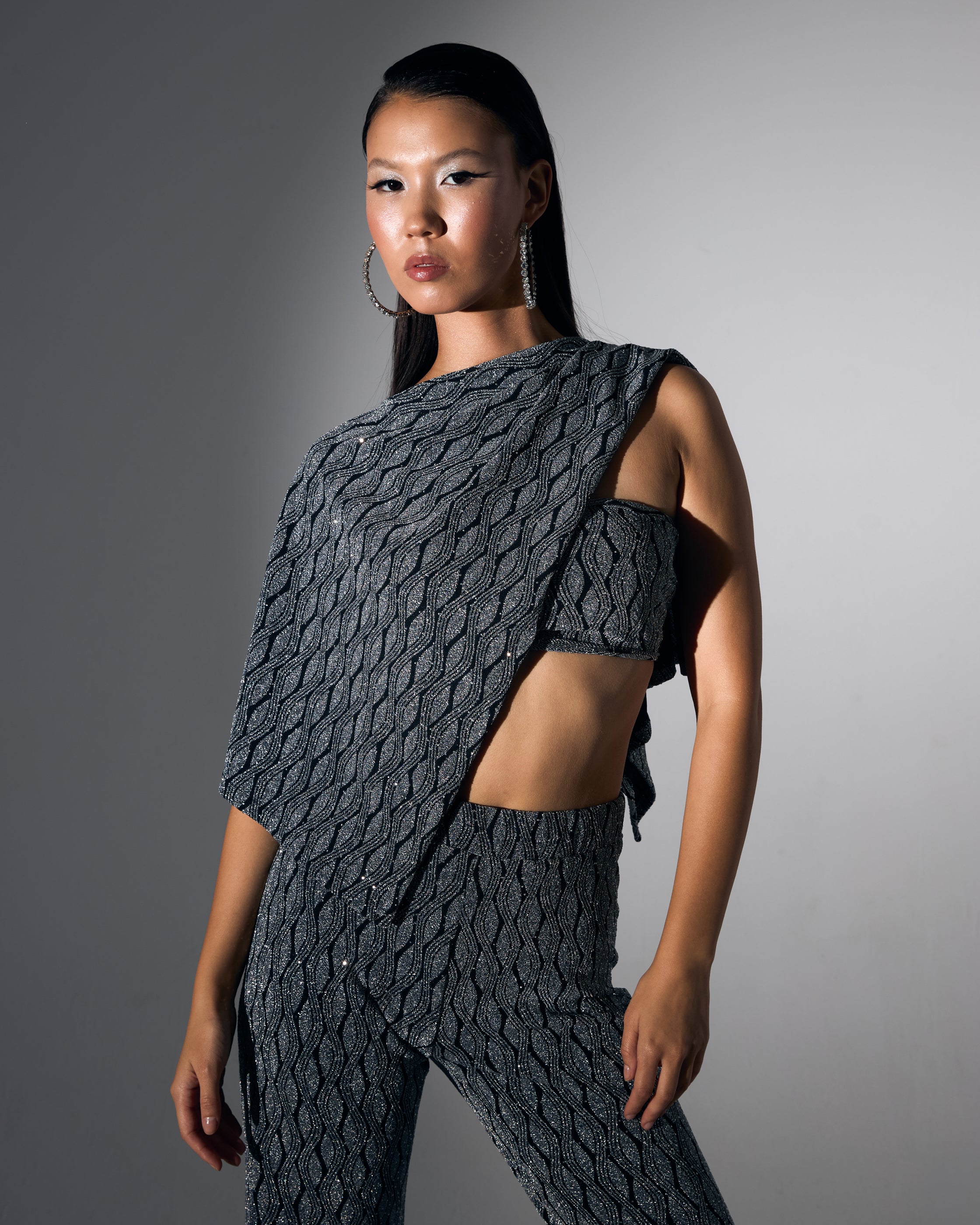 Crop Top Bluz Pelerin ve İspanyol Paça Pantolon Siyah Üzeri Gümüş Pullu Taşlı Takım