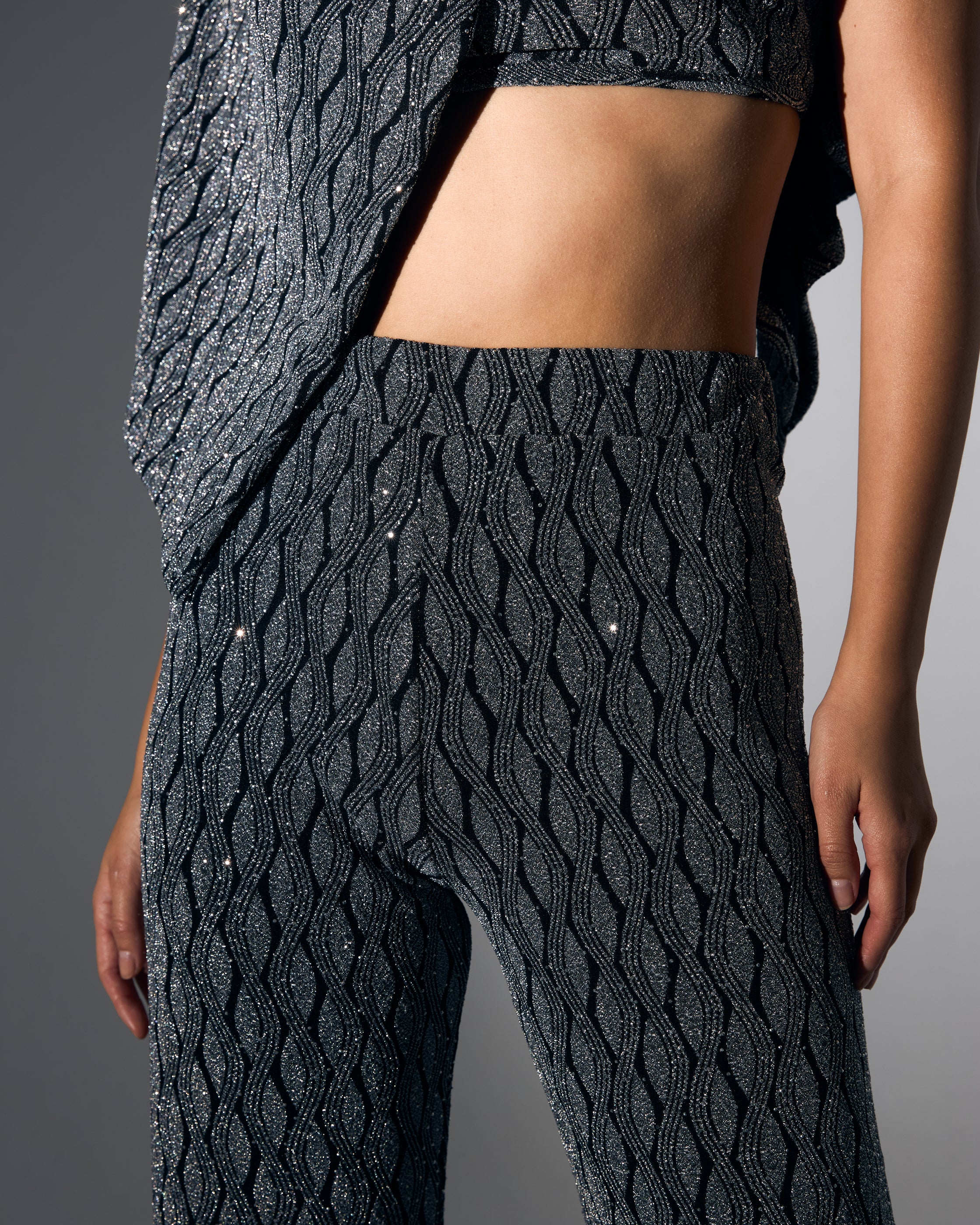 Crop Top Bluz Pelerin ve İspanyol Paça Pantolon Siyah Üzeri Gümüş Pullu Taşlı Takım