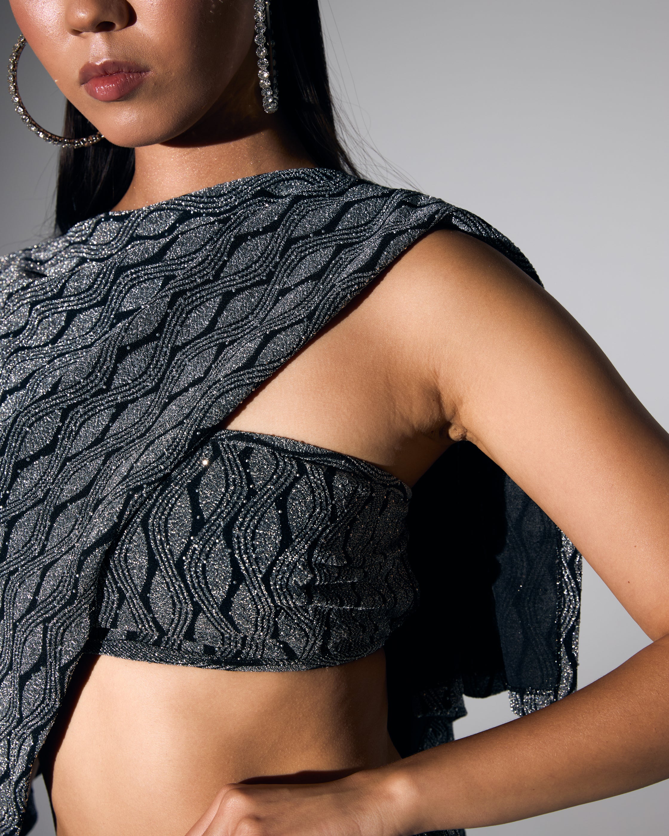 Crop Top Bluz Pelerin ve İspanyol Paça Pantolon Siyah Üzeri Gümüş Pullu Taşlı Takım