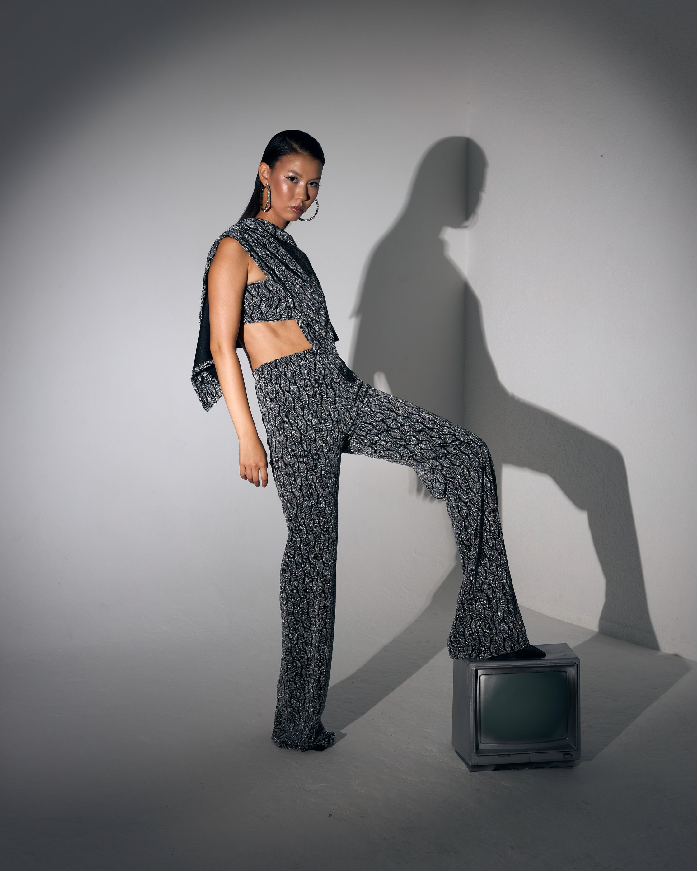 Crop Top Bluz Pelerin ve İspanyol Paça Pantolon Siyah Üzeri Gümüş Pullu Taşlı Takım