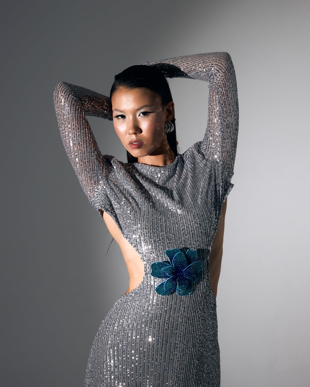 Cut Out Detaylı Uzun Gümüş Payetli Abiye Elbise