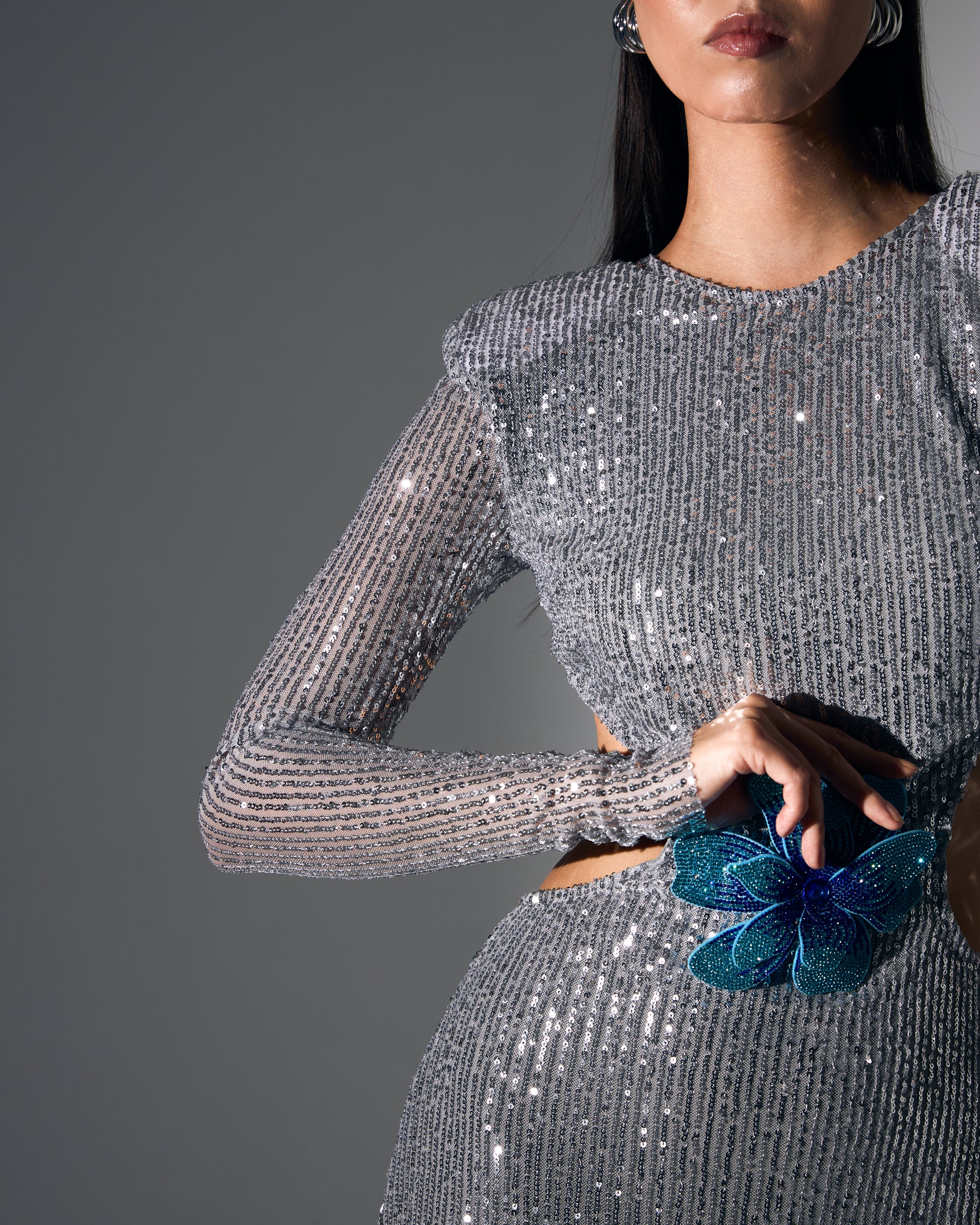 Cut Out Detaylı Uzun Gümüş Payetli Abiye Elbise