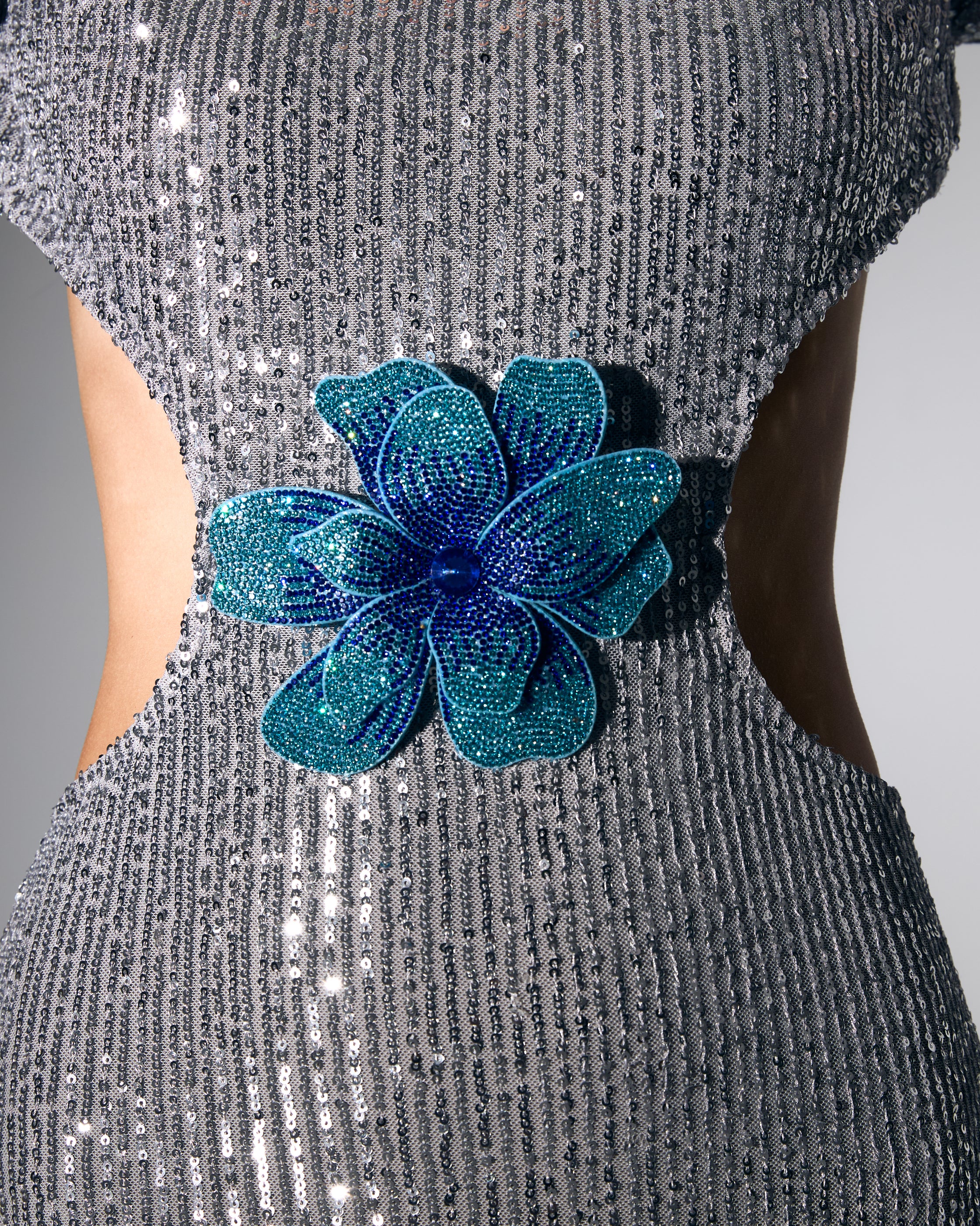 Cut Out Detaylı Uzun Gümüş Payetli Abiye Elbise