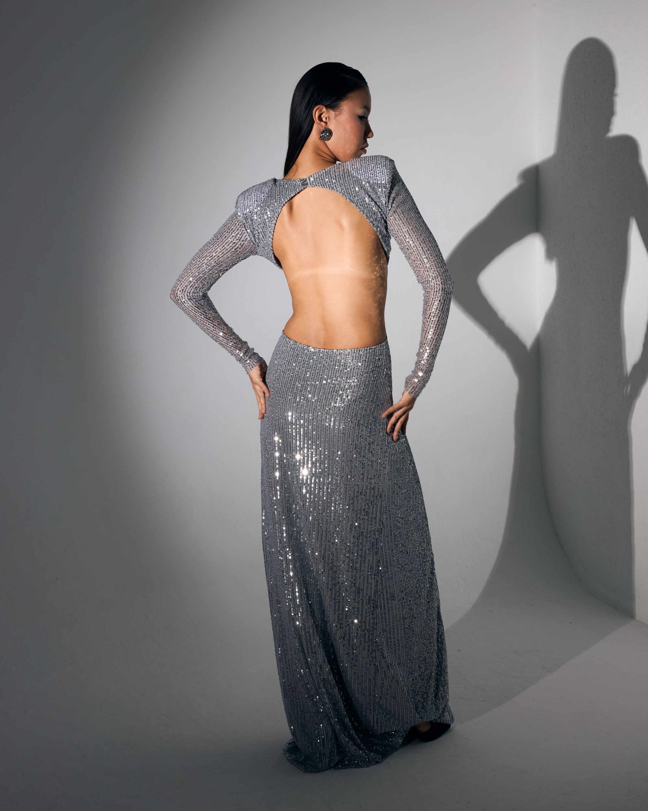 Cut Out Detaylı Uzun Gümüş Payetli Abiye Elbise