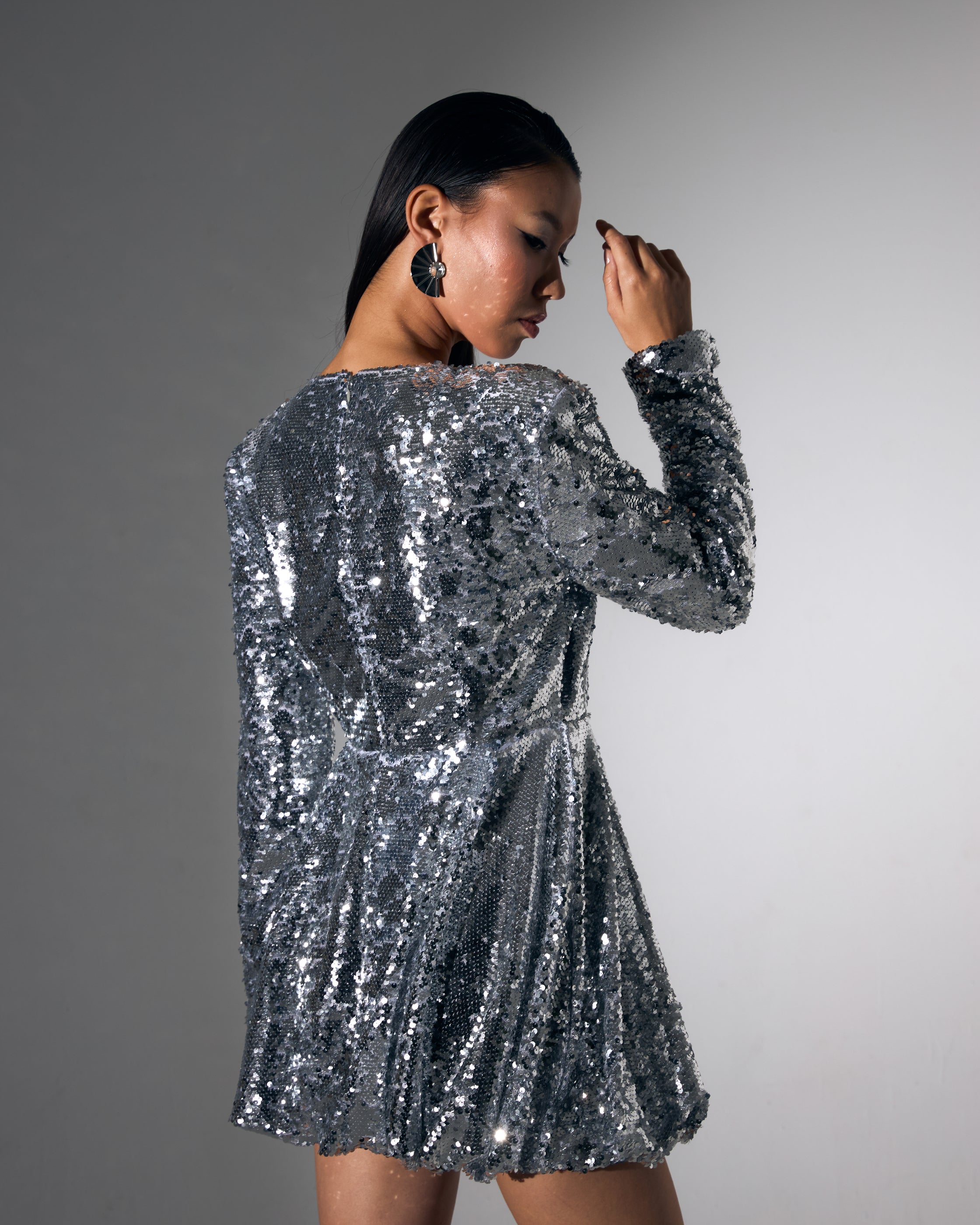 Derin V Yaka Balon Etek Gümüş Payetli Mini Abiye Elbise