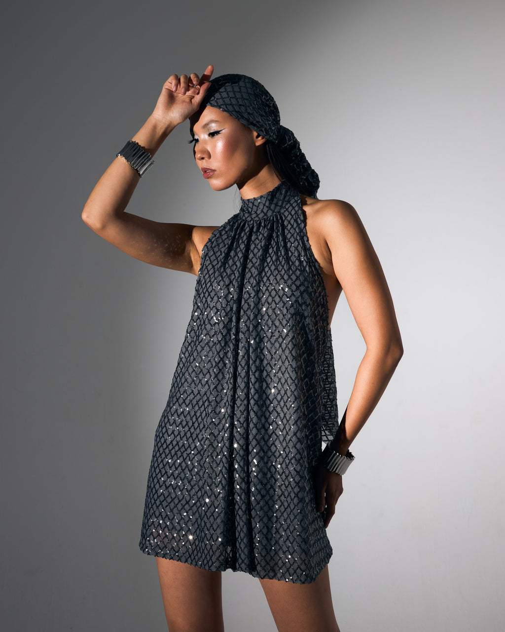 Sırt Dekolteli Boğazlı Gümüş Payetli Mini Abiye Elbise