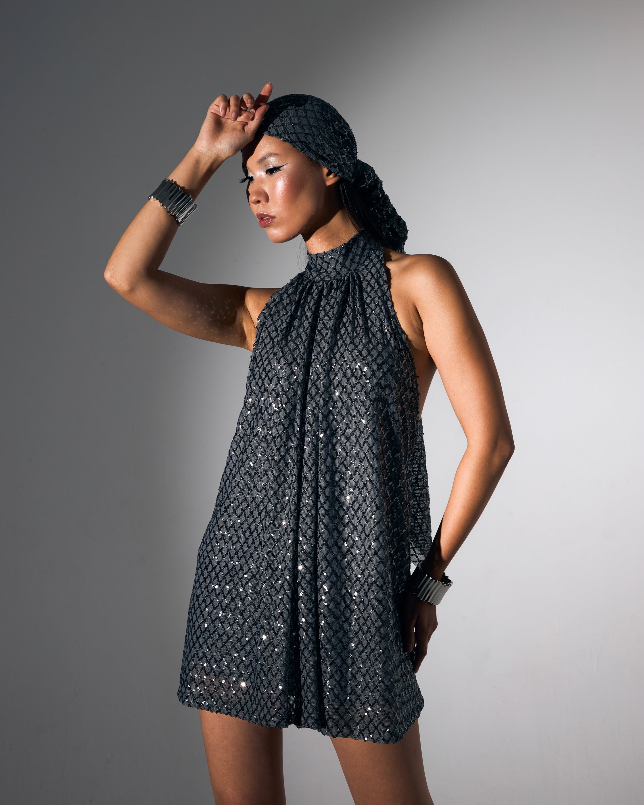 Sırt Dekolteli Boğazlı Gümüş Payetli Mini Abiye Elbise