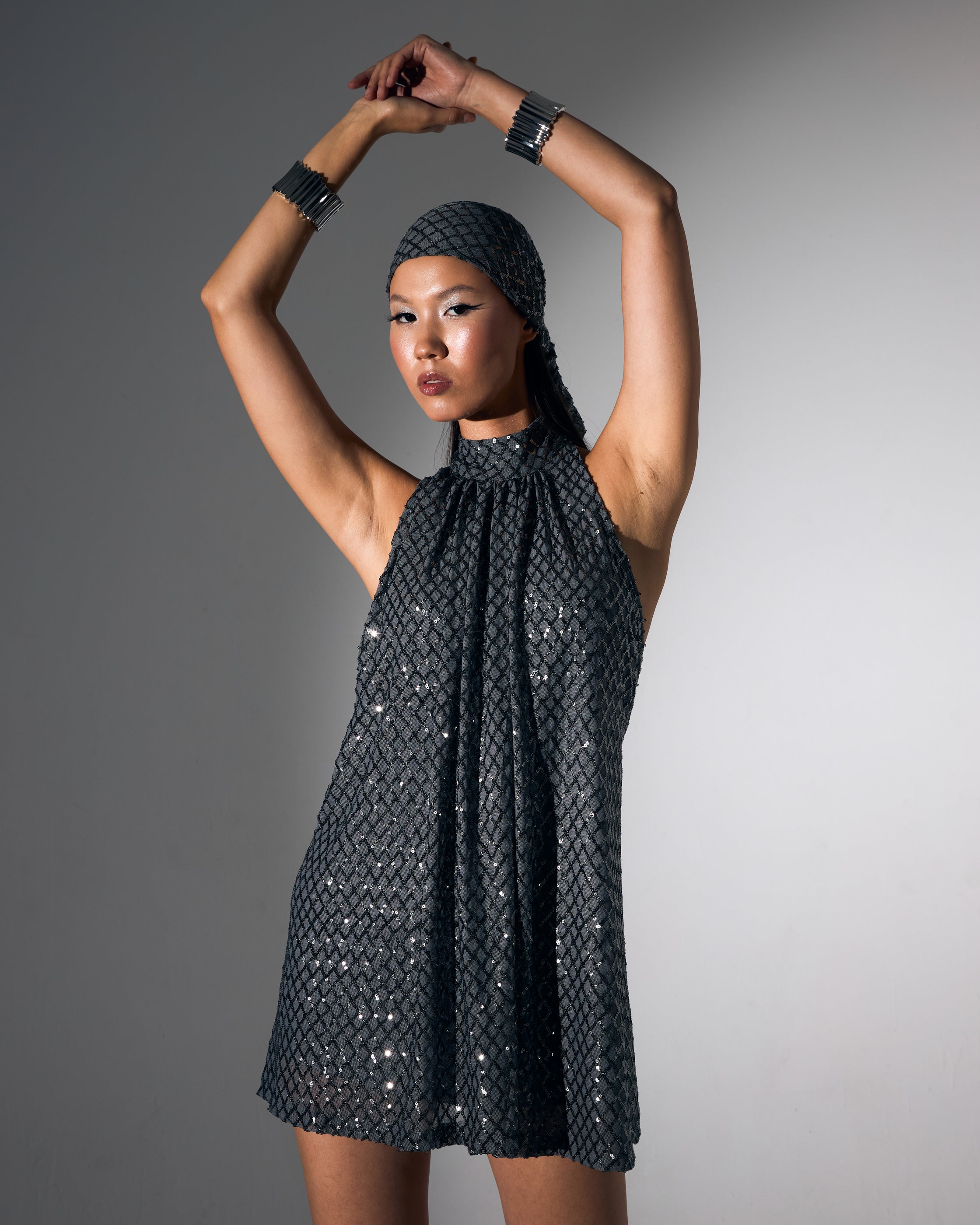 Sırt Dekolteli Boğazlı Gümüş Payetli Mini Abiye Elbise