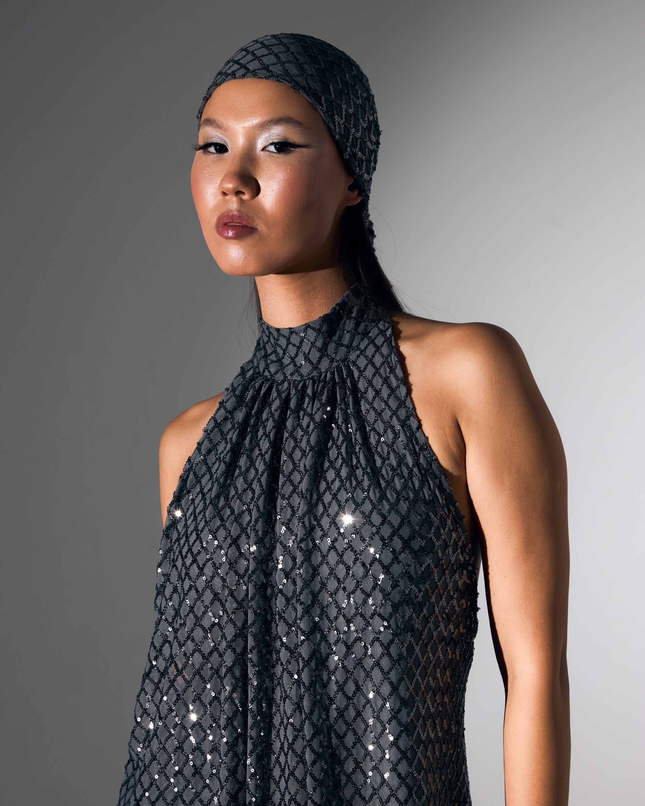 Sırt Dekolteli Boğazlı Gümüş Payetli Mini Abiye Elbise