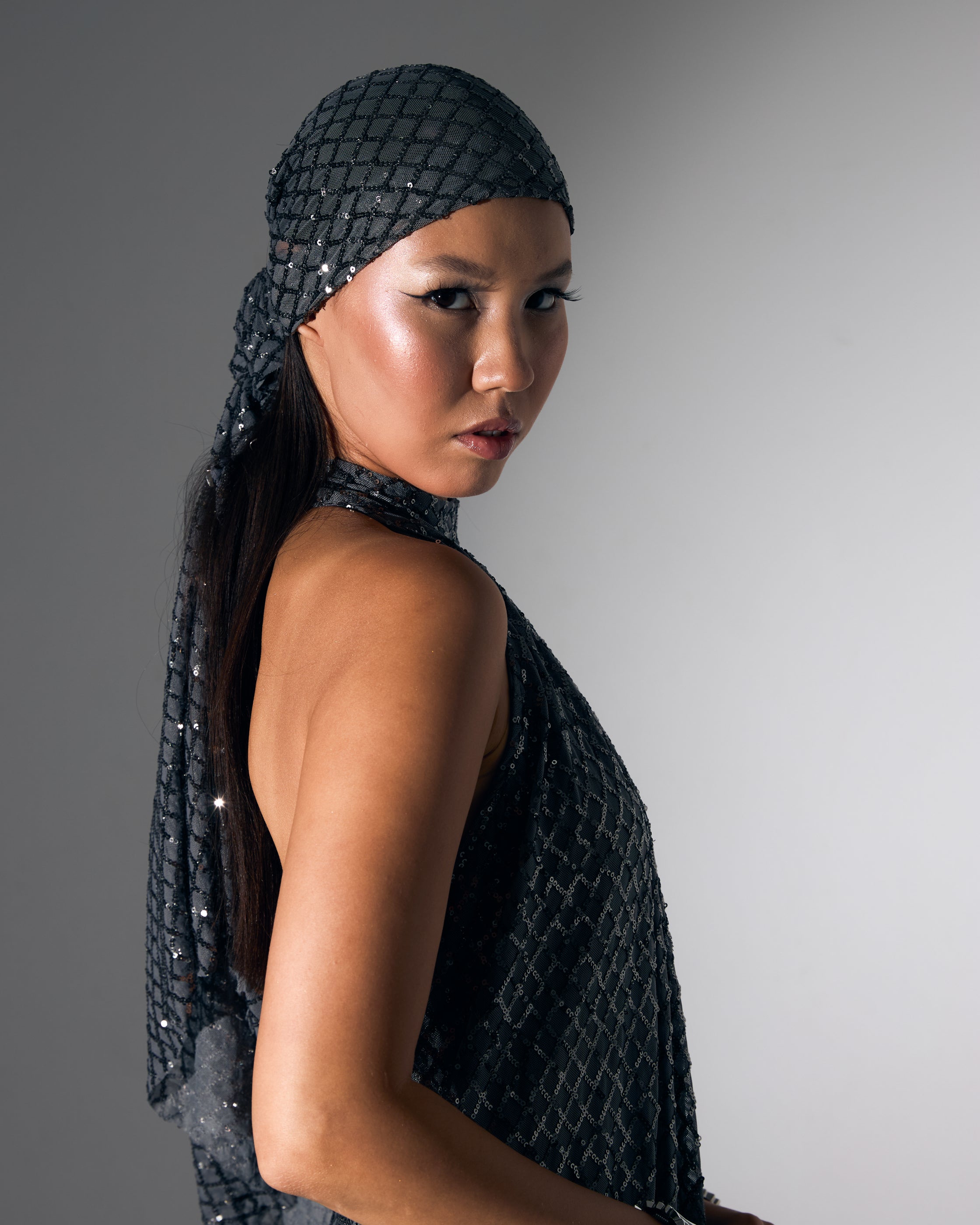 Sırt Dekolteli Boğazlı Gümüş Payetli Mini Abiye Elbise