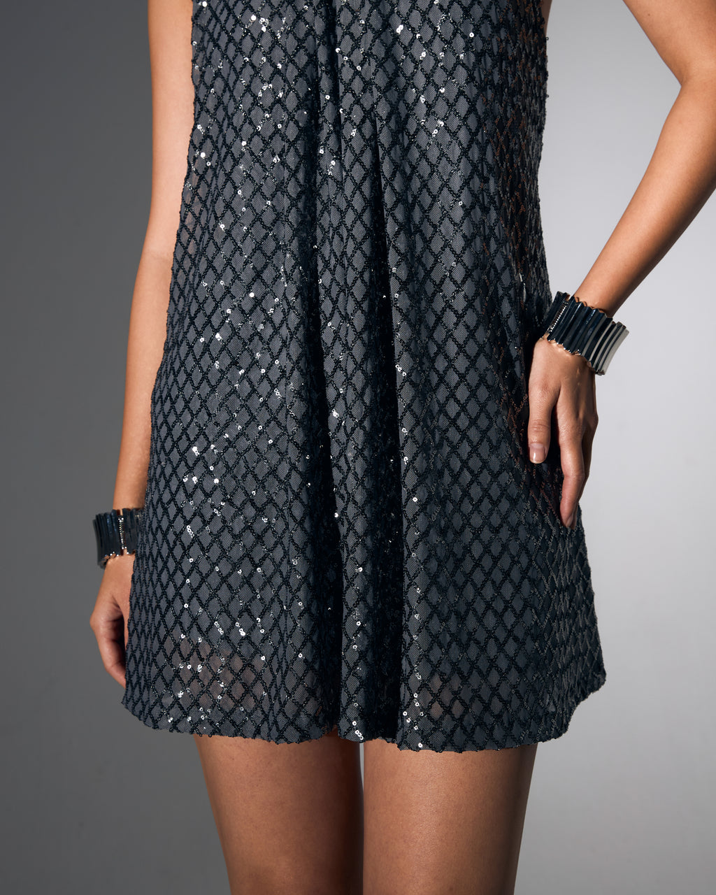 Sırt Dekolteli Boğazlı Gümüş Payetli Mini Abiye Elbise