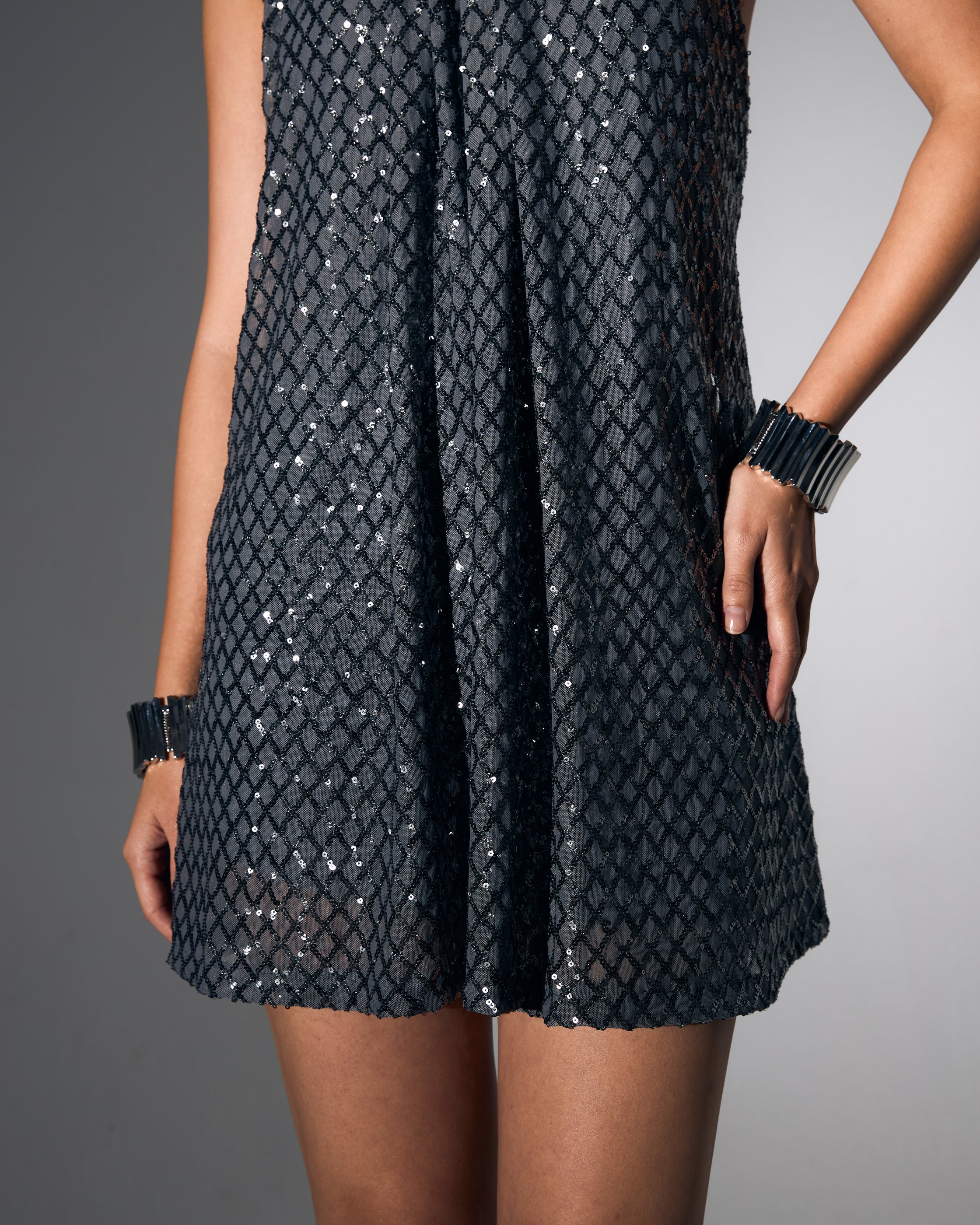 Sırt Dekolteli Boğazlı Gümüş Payetli Mini Abiye Elbise