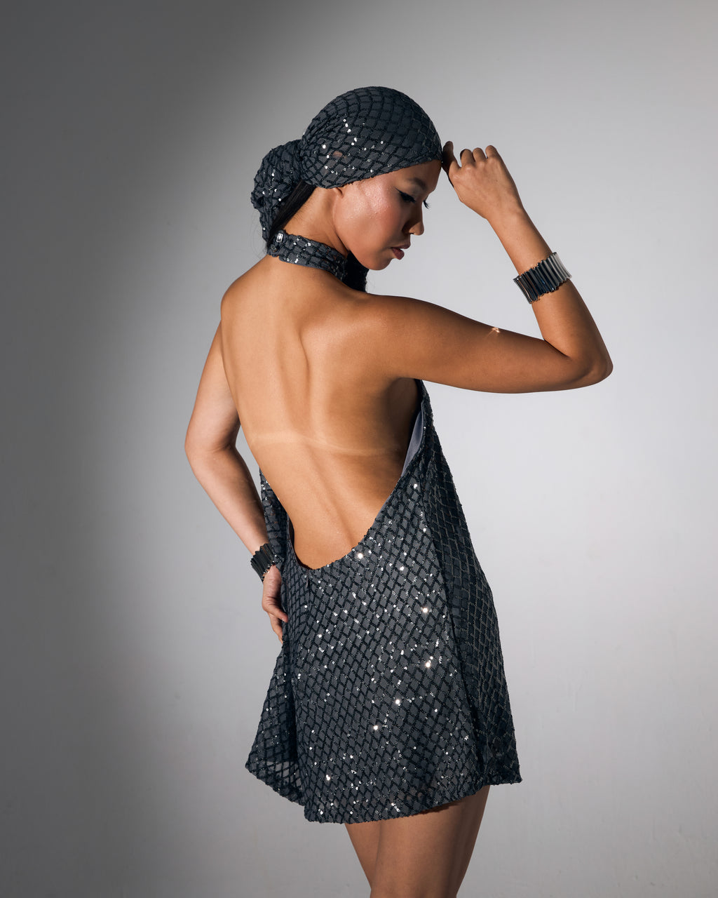 Sırt Dekolteli Boğazlı Gümüş Payetli Mini Abiye Elbise